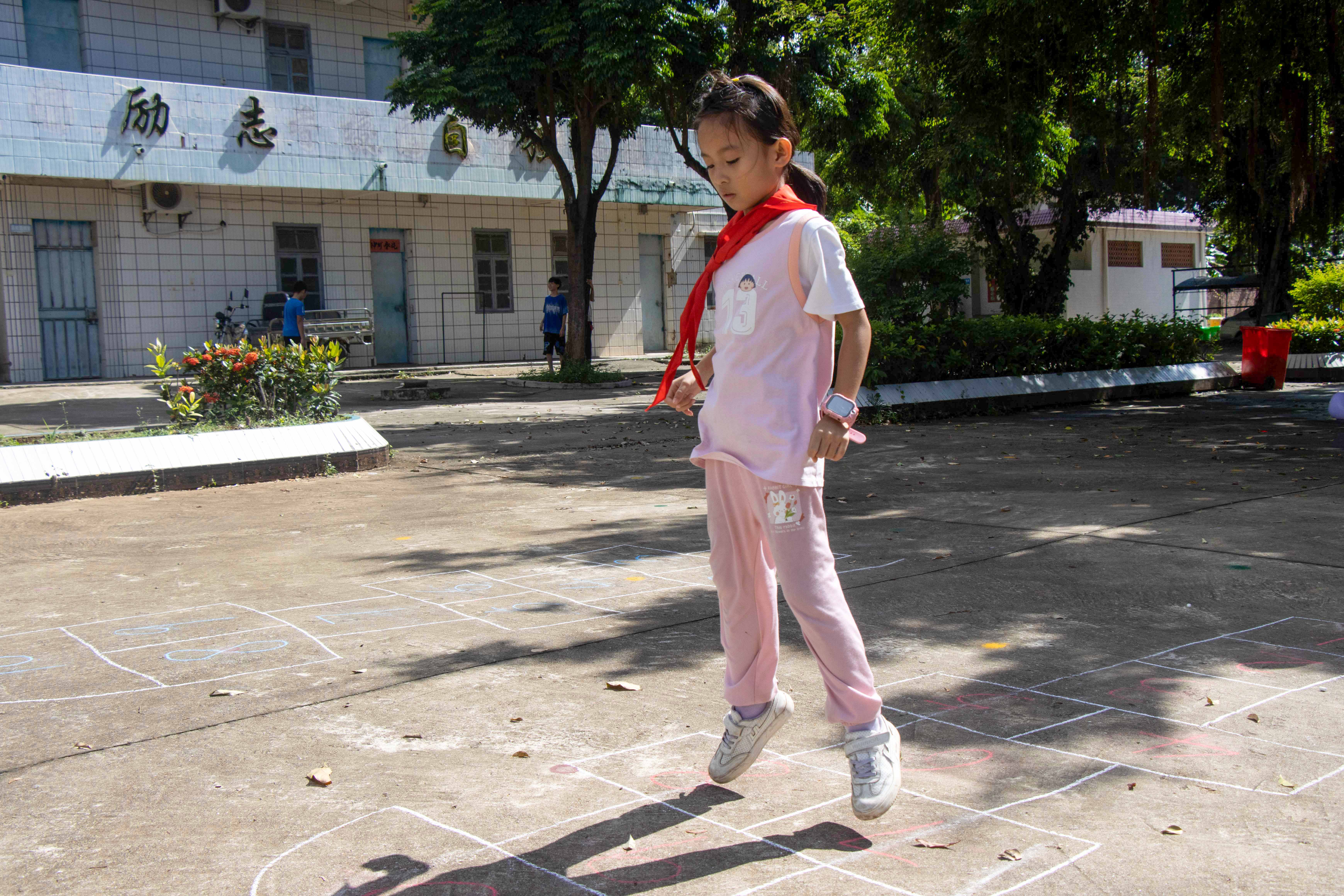 图为小朋友进行“脊柱保卫战”游戏。 冯家祥 供图