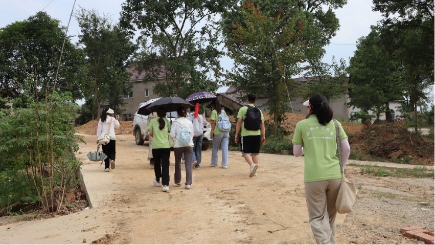 图为“寻脉和美乡村”社会实践团队实地走访 通讯员 孙焕 摄.png