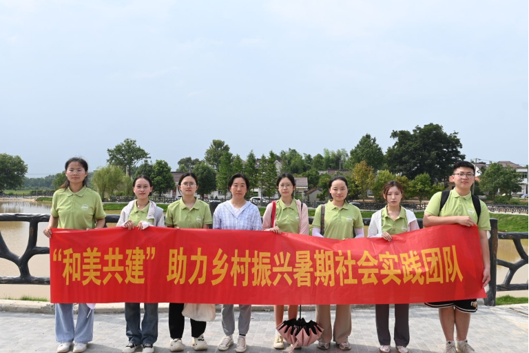图为团队在参观环湖公园.png