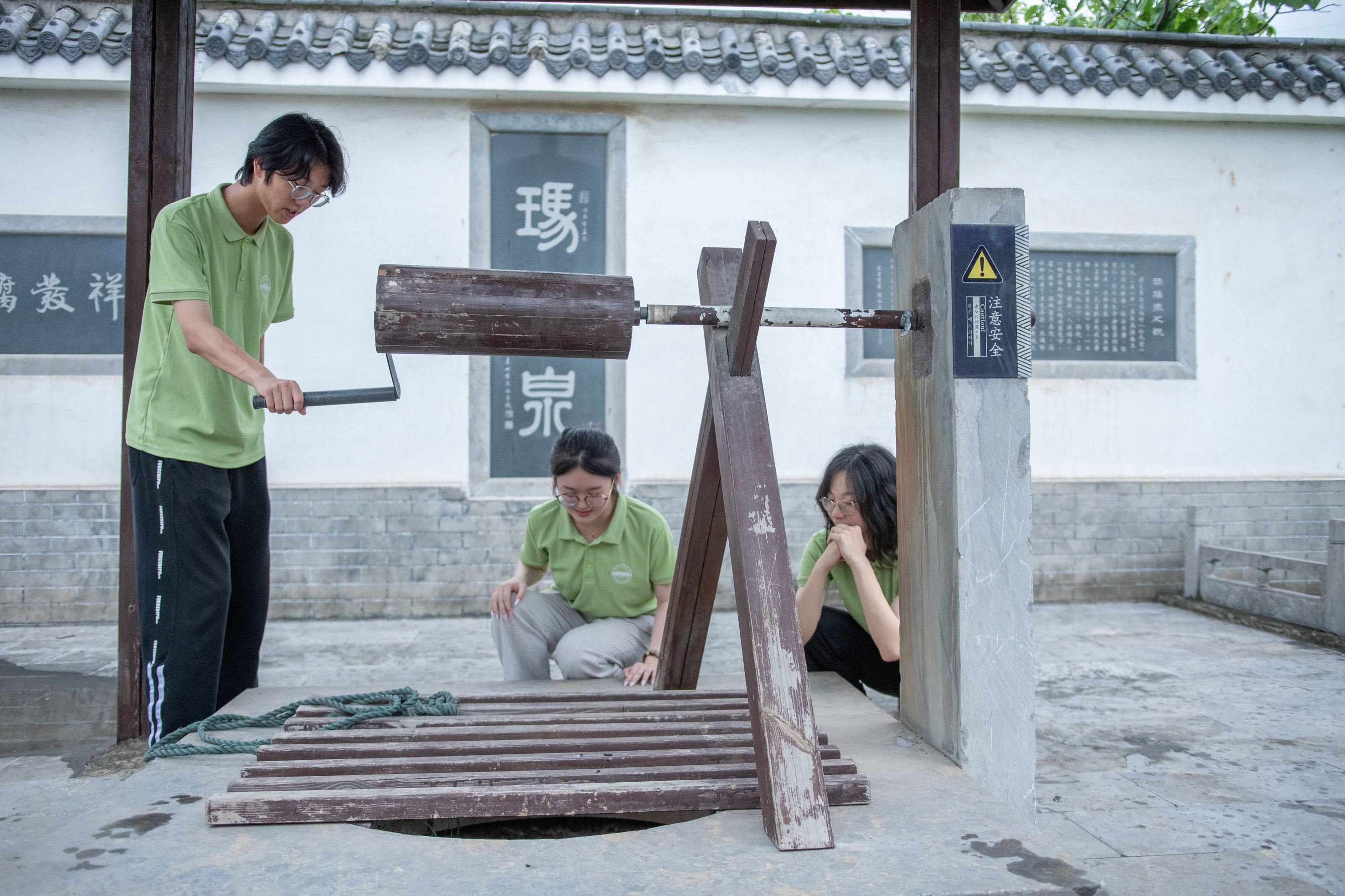 图为团队参观玛瑙泉古井 中国大学生在线网通讯员 钟世超 摄