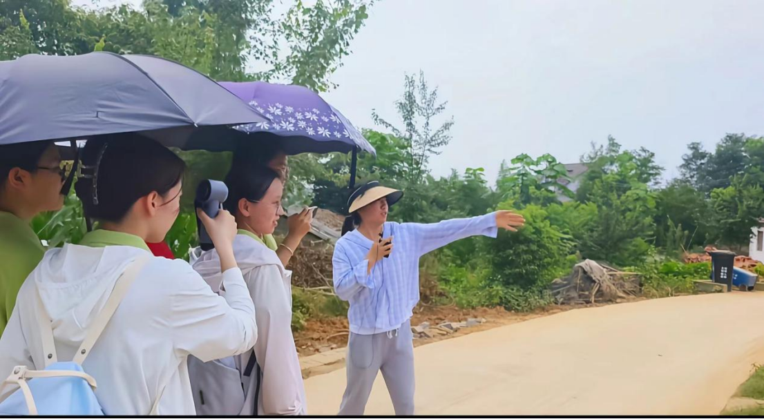 图为热心讲解的大姐。通讯员 刘文佳 摄.png