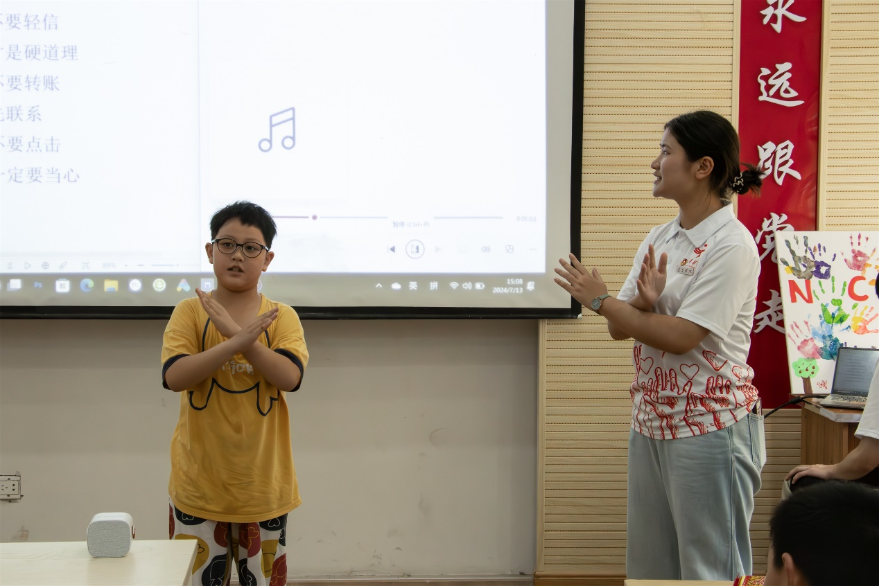 图为实践队成员教小朋友手势舞。通讯员 郑淳艺 摄.png