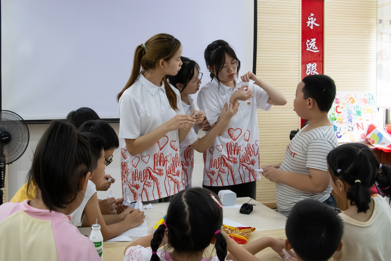 图为实践队成员们教朋友折纸。 通讯员 彭翔 摄.png