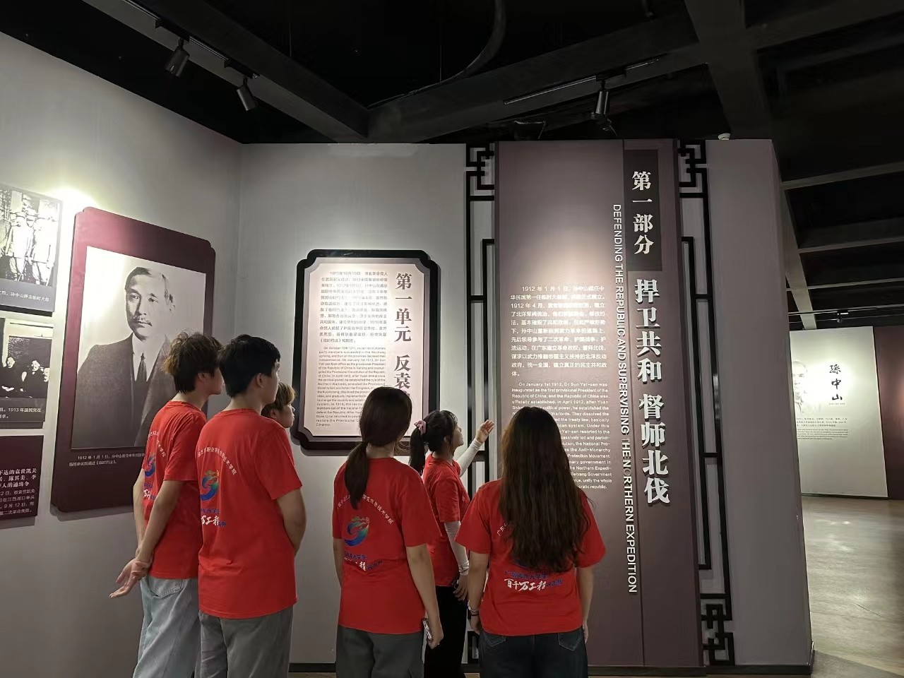 图：实队员们观看历史展板，深入探索学习.jpg