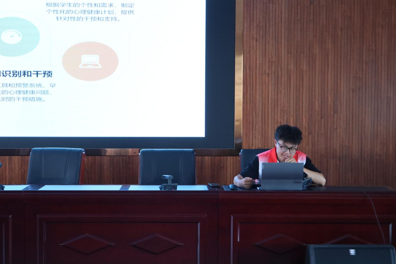 4-实践队队员赵亚林心理健康宣讲png.png