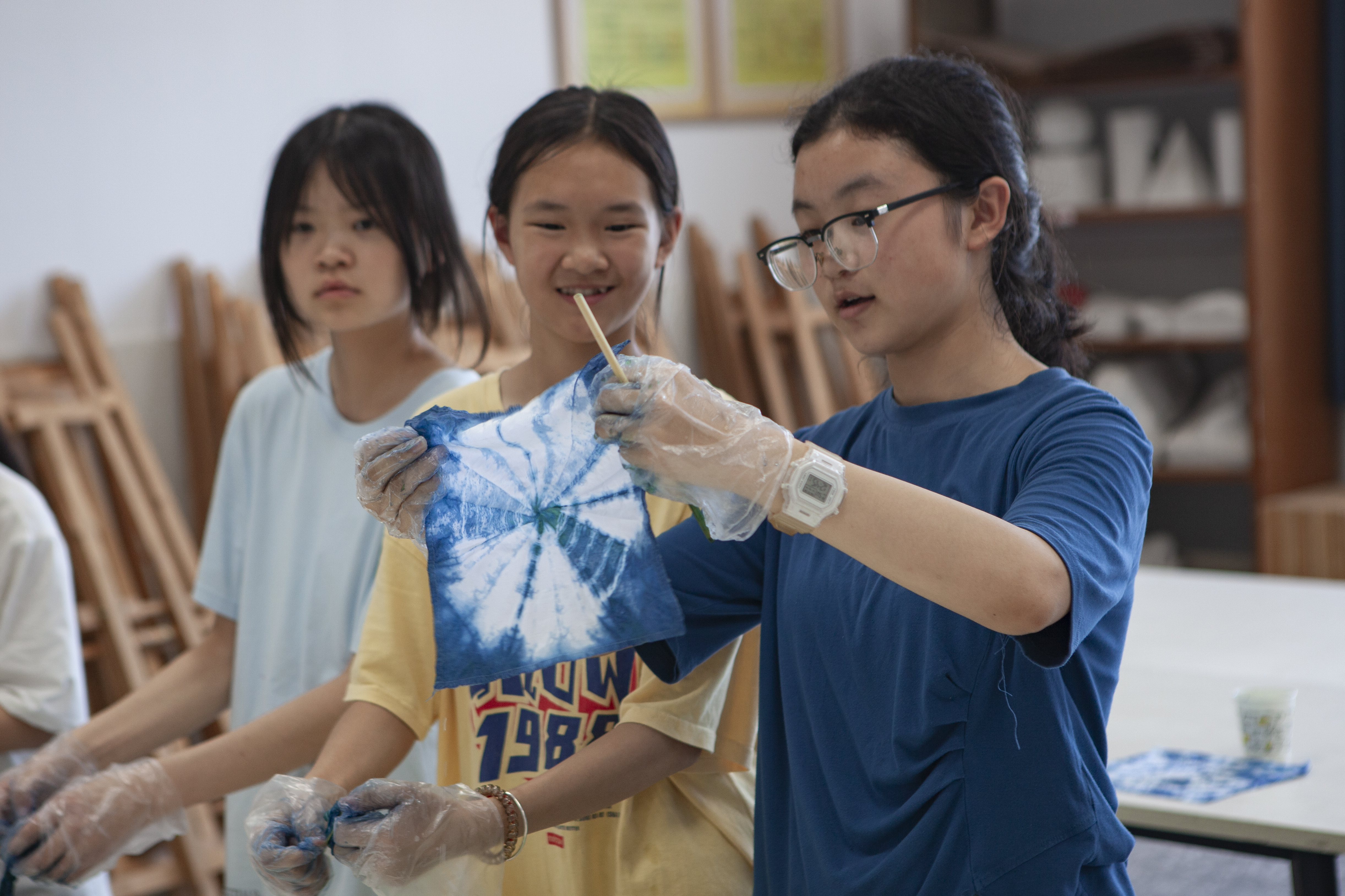 云南扎染，妙趣横生。图为三名学生在制作扎染作品。摄影：罗亚欣