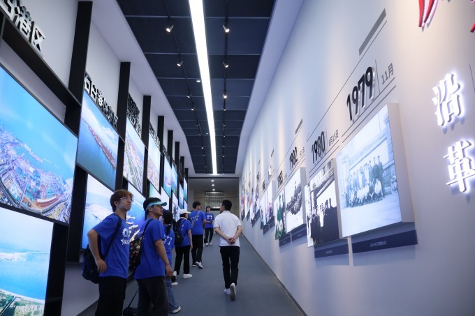 实践队参观学习日照港发展史 战柏栩摄.jpg