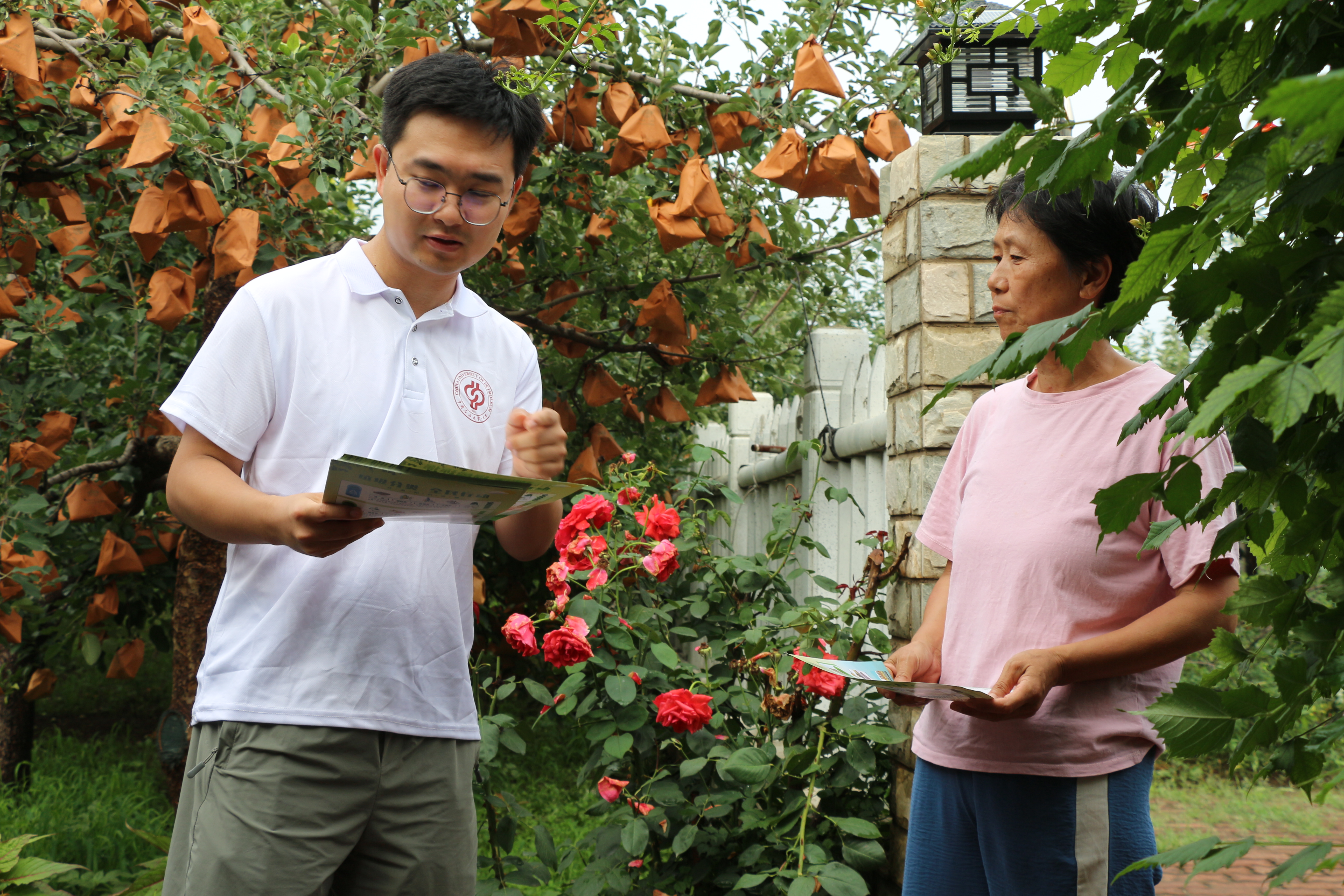 实践团成员走访村民进行环保科普，同时调研当地垃圾处理情况，为崔村镇生态涵养建设贡献青春力量。