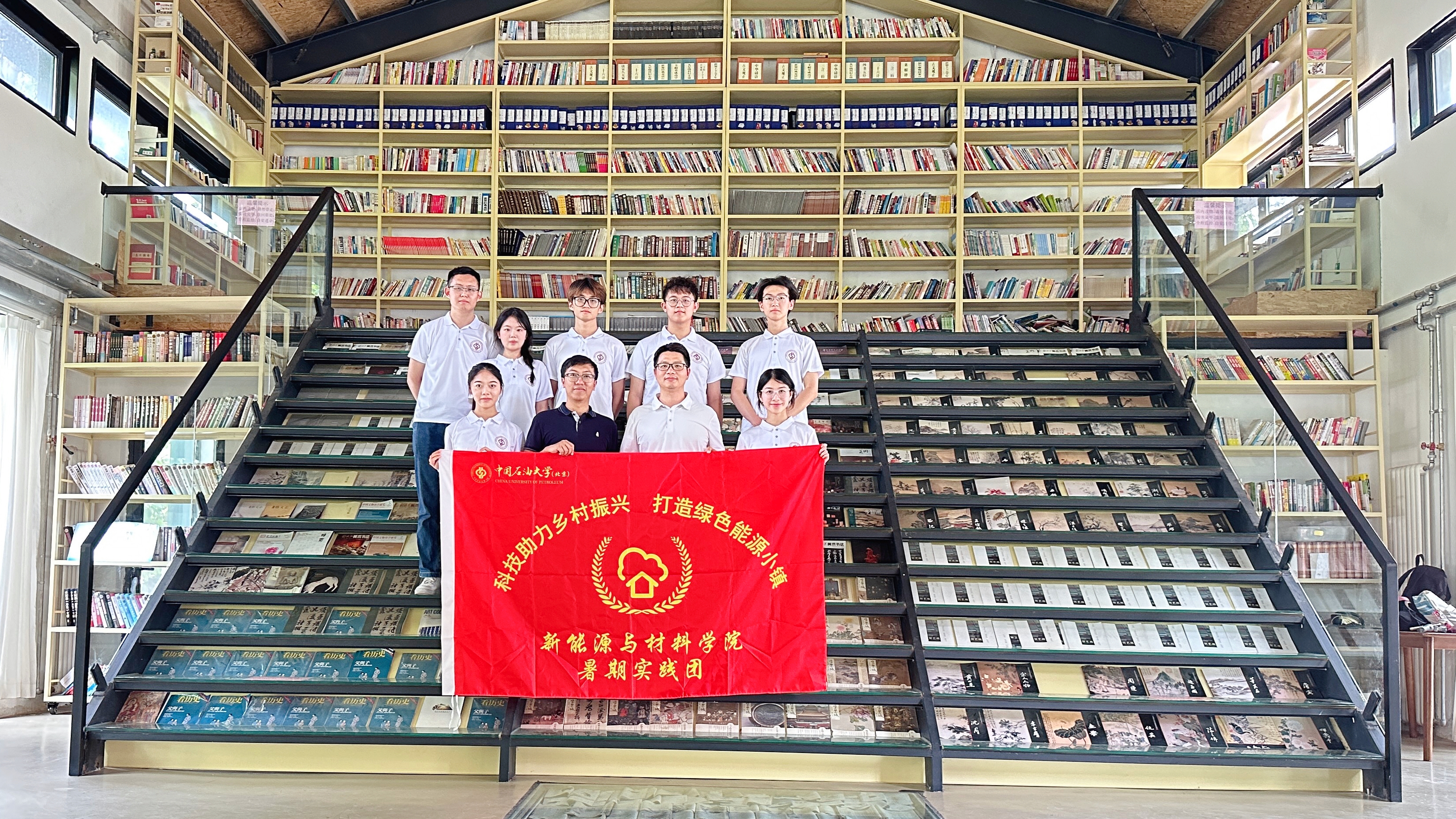 实践团在1983创意产业园·顺园的书咖里进行合影。