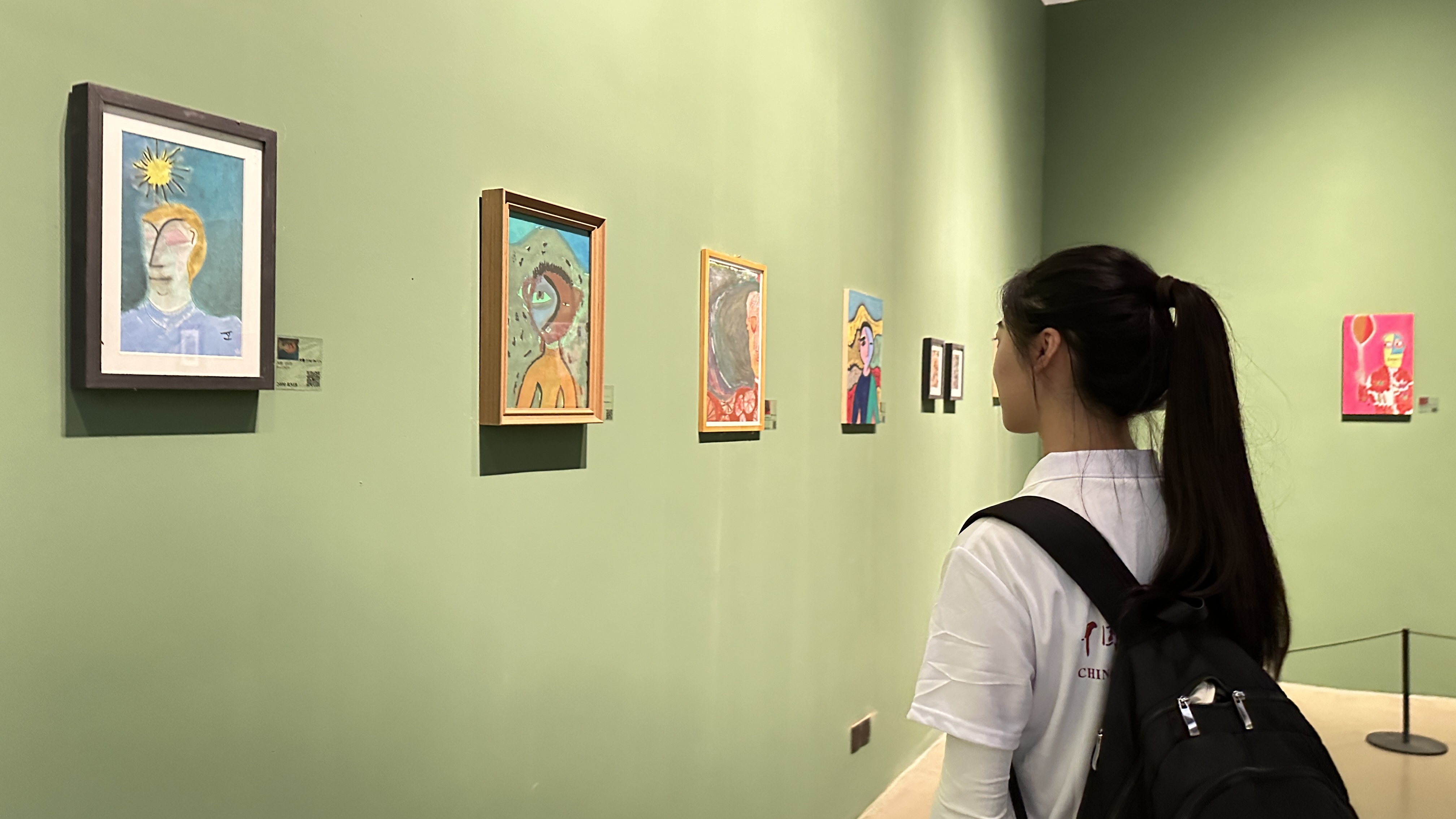 实践团成员参观1983创意产业园·顺园中的美术馆，感悟崔村镇将印刷厂改造成创意园，在新时代文化振兴赛道上焕发出的新生机。