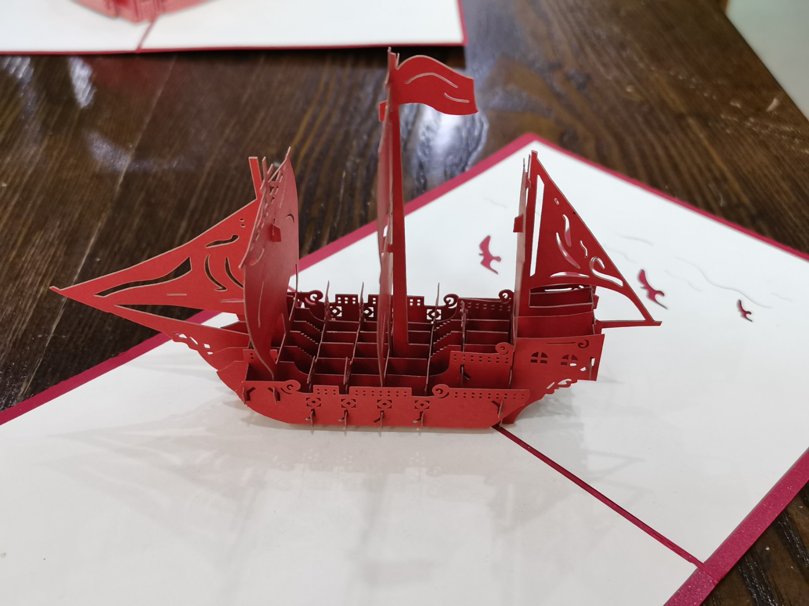 图三:红船立体剪纸文创(来源:罗婷拍摄)图四:实践团队成员与延安故事