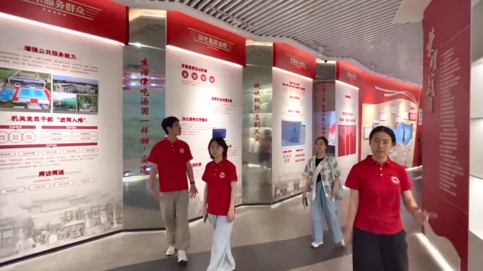 图为实践团成员参观战旗·初心馆,了解村庄几次发展的重要节点,通过响应国家政策、学习重要精神,取得了一系列惠及民生的重要成果,为村民经济实际效益增长带来了巨大提升。费红天 供图.jpg