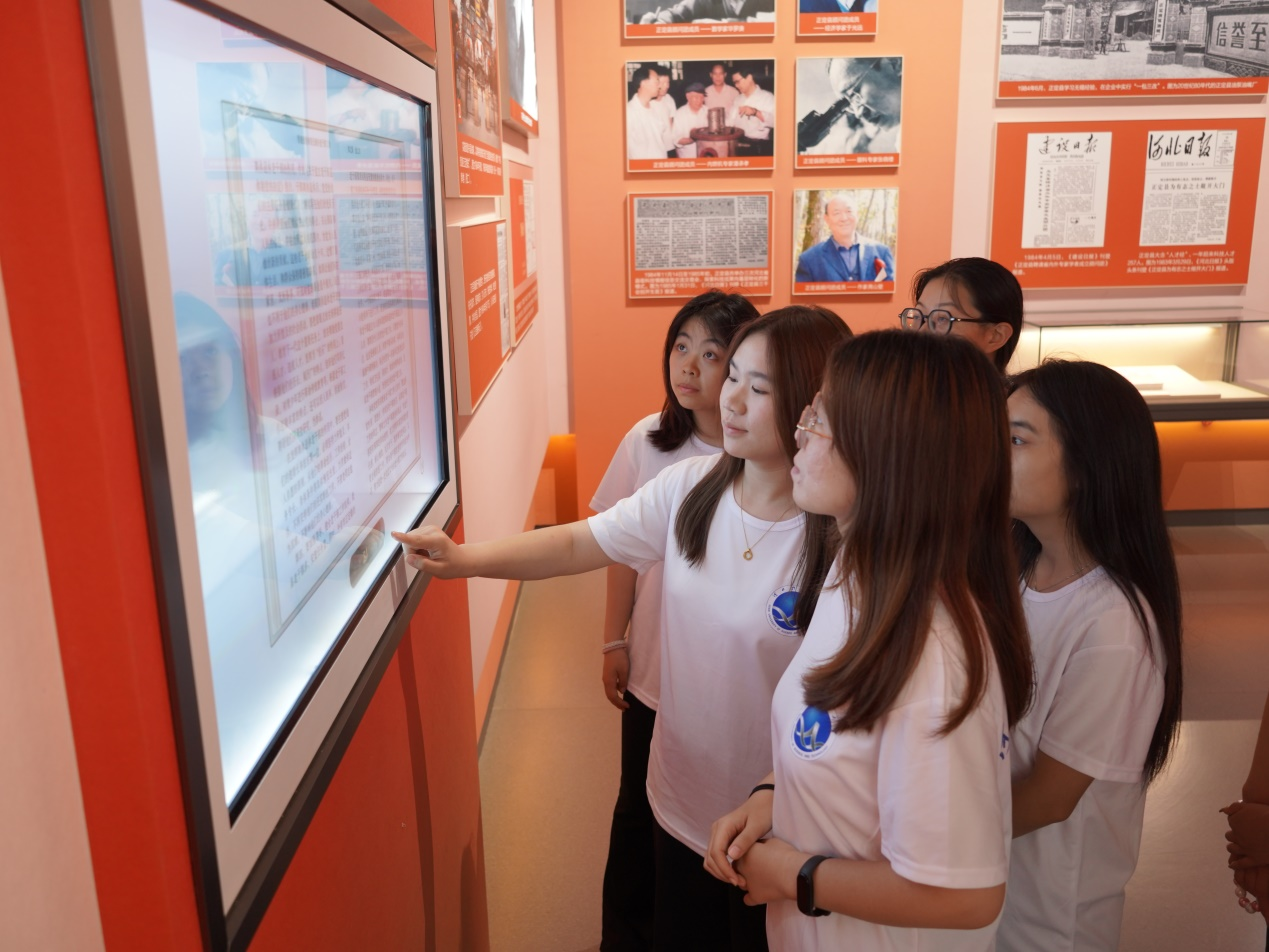 图为实践团体验石家庄解放纪念馆内的数智化服务 杨雅方摄