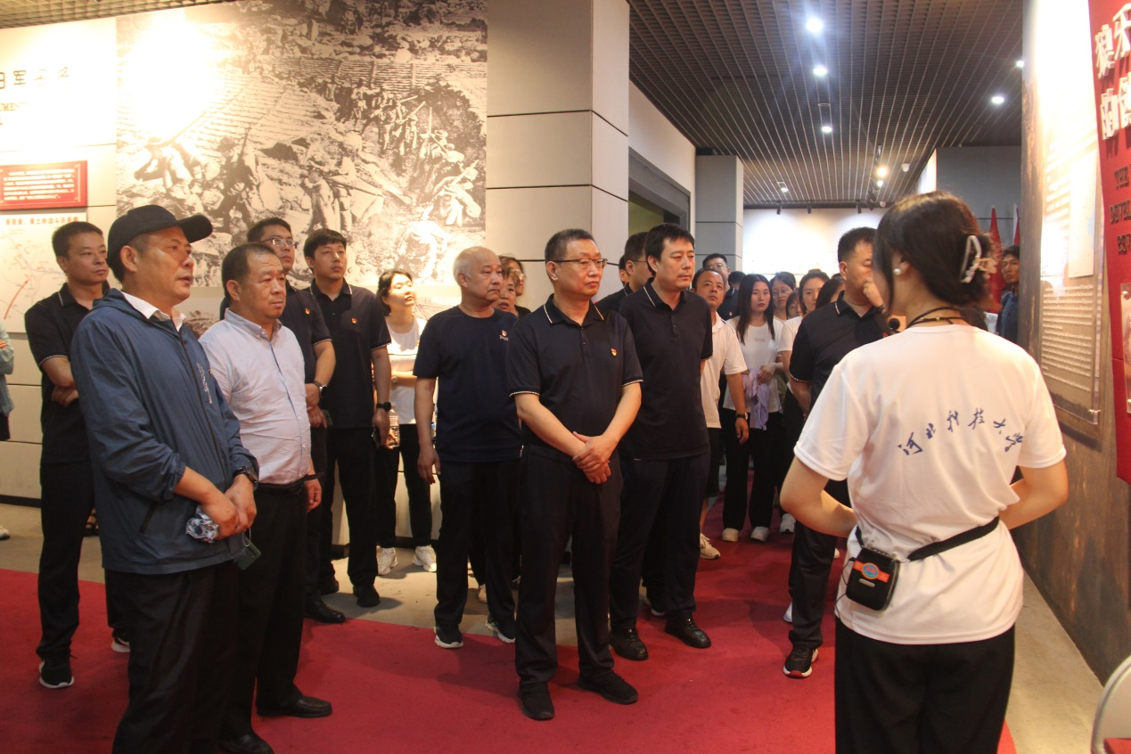 图为实践团在狼牙山五勇士陈列馆为游客提供志愿讲解服务 杨雅方摄