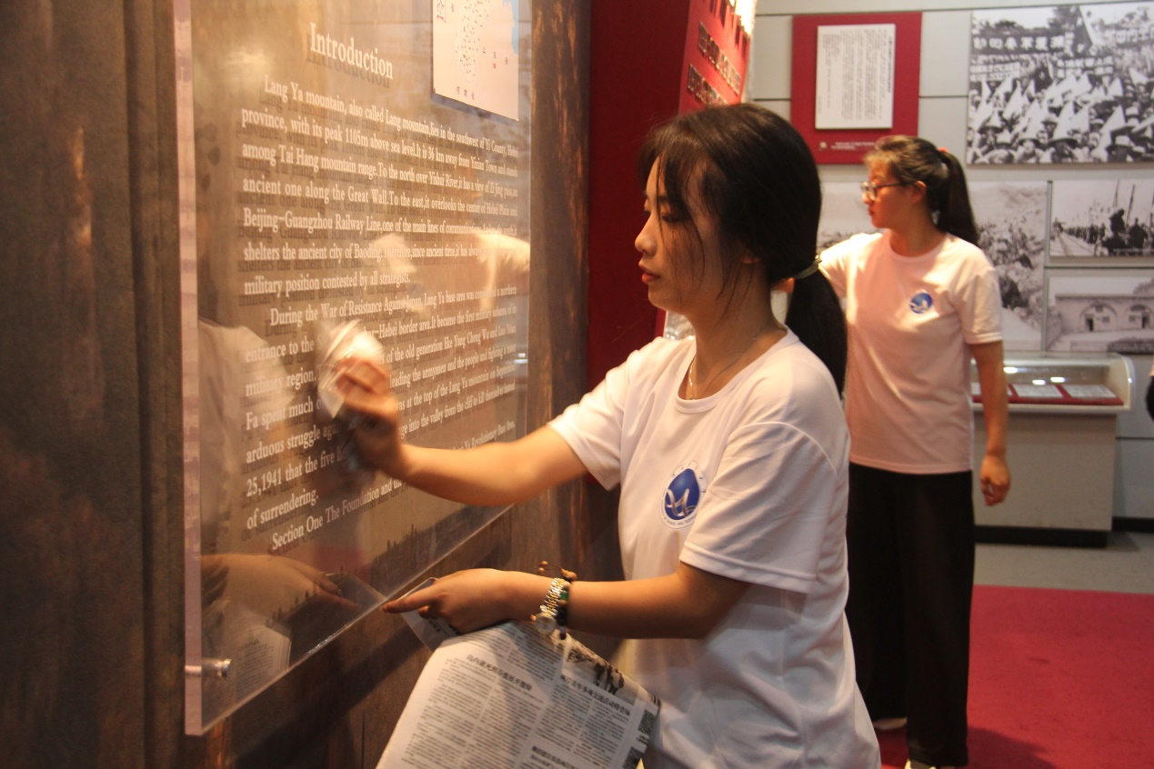 图为实践团成员在五勇士陈列馆闭馆后打扫卫生 杨雅方摄