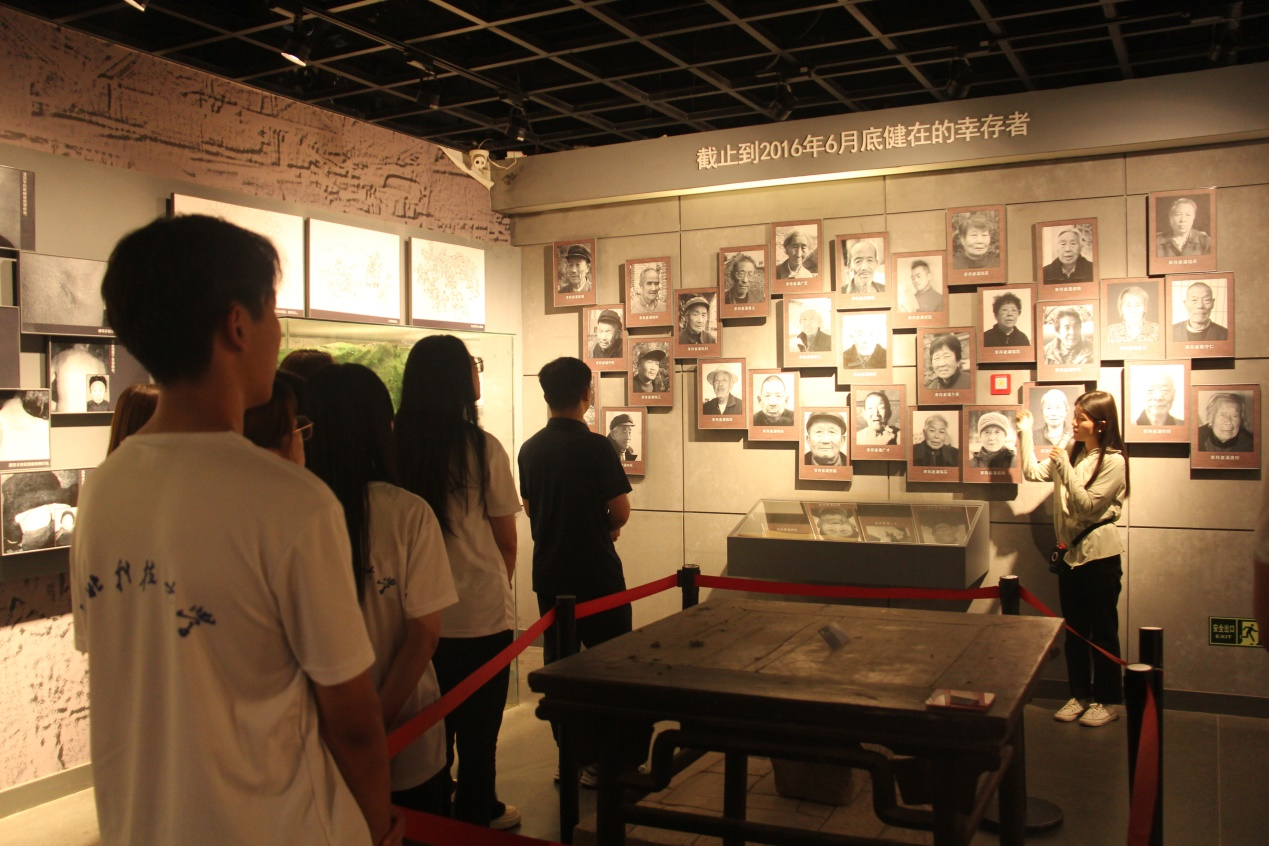 图为实践团跟随讲解员参观潘家峪惨案纪念馆 杨雅方摄