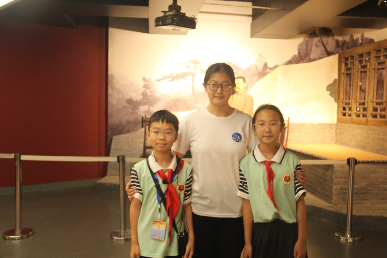 图为实践团与唐山小学在李大钊纪念馆志愿讲解的的小小讲解员沟通交流 杨雅方摄