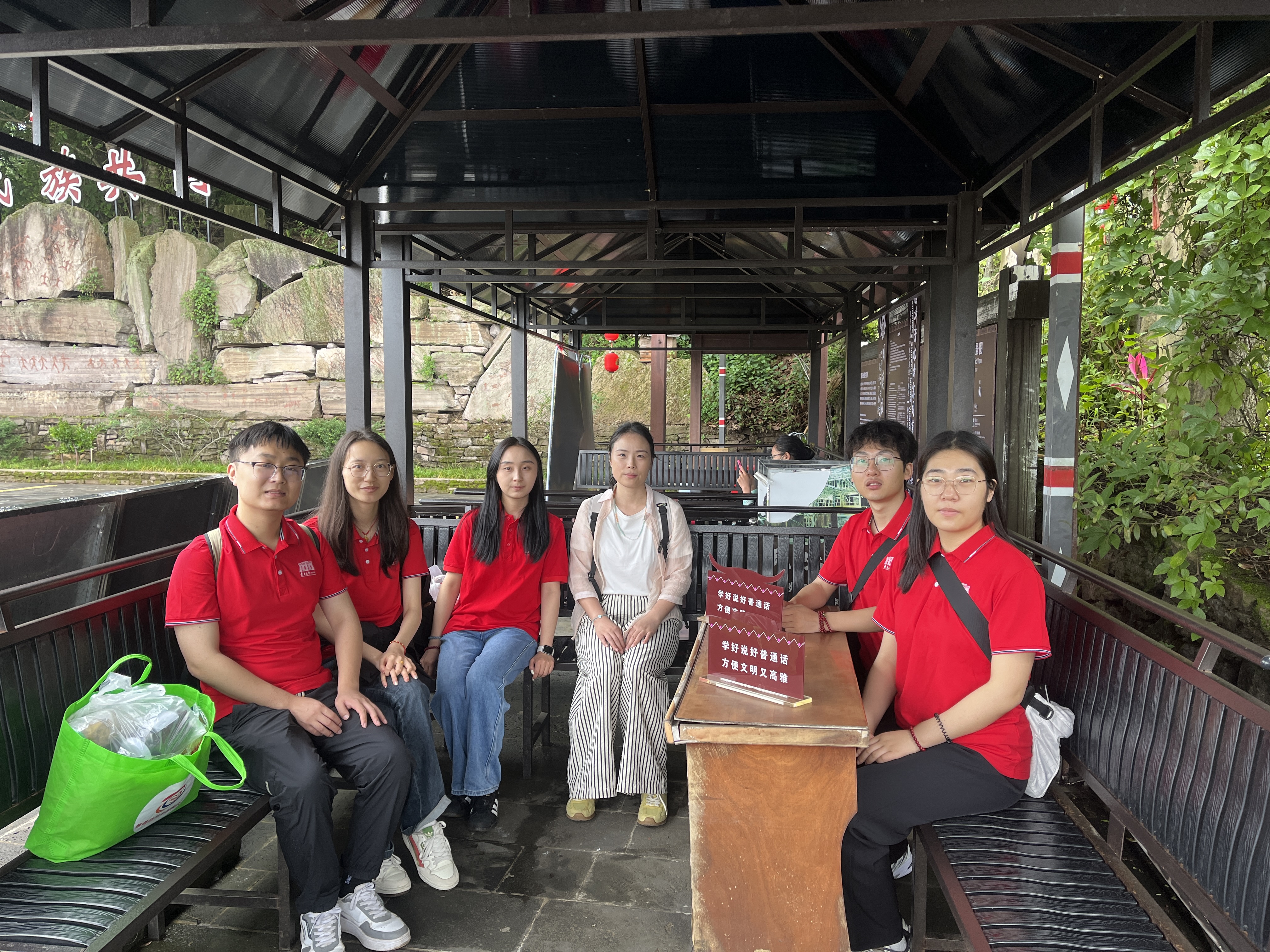 团队在司莫拉佤族村同前来旅游的游客开展推普活动宣传。云南大学秦嘉旭供图。