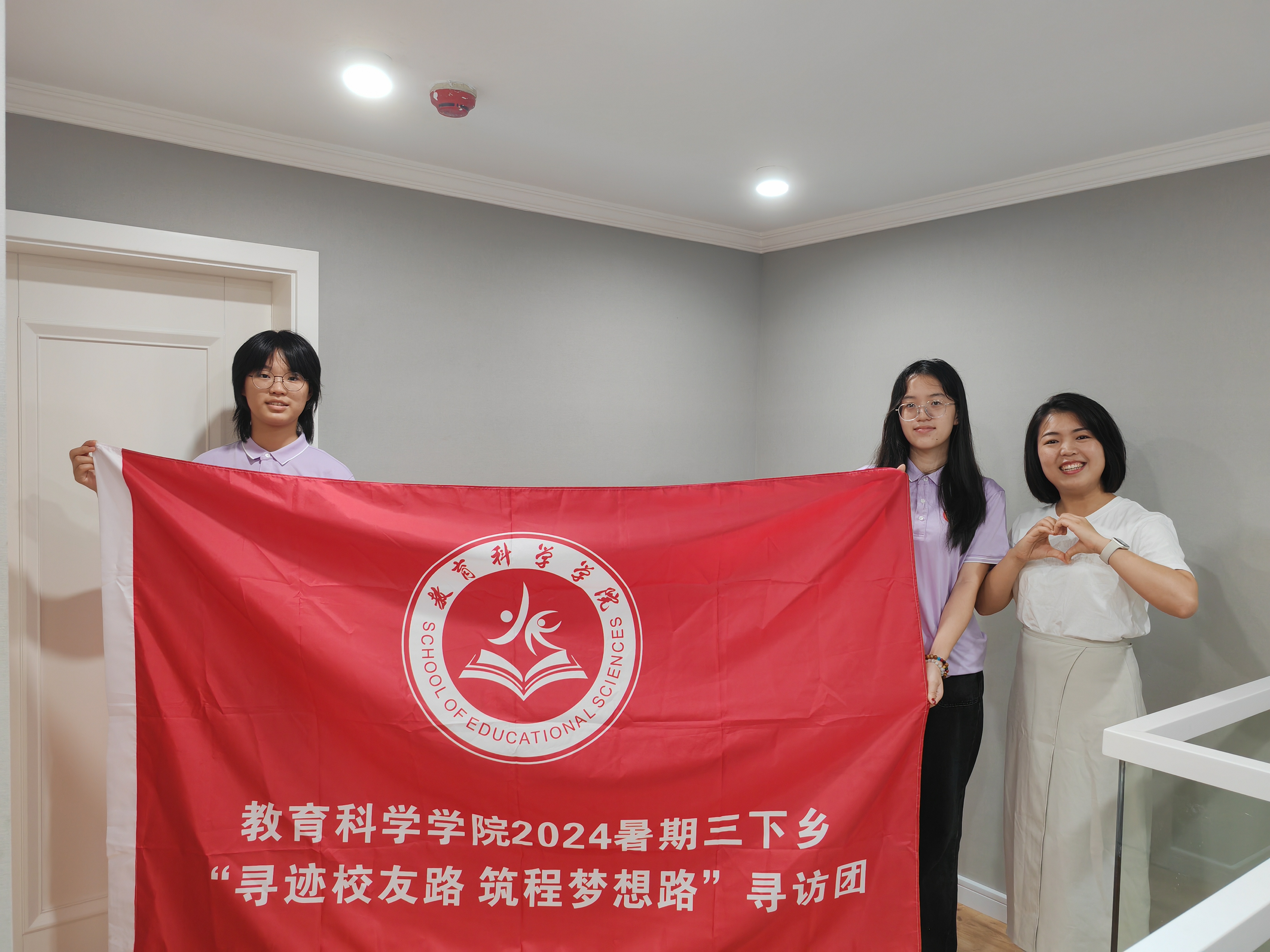 图为寻访团成员在重庆市渝北区开展校友寻访活动。 通讯员 胡俣林彤 摄