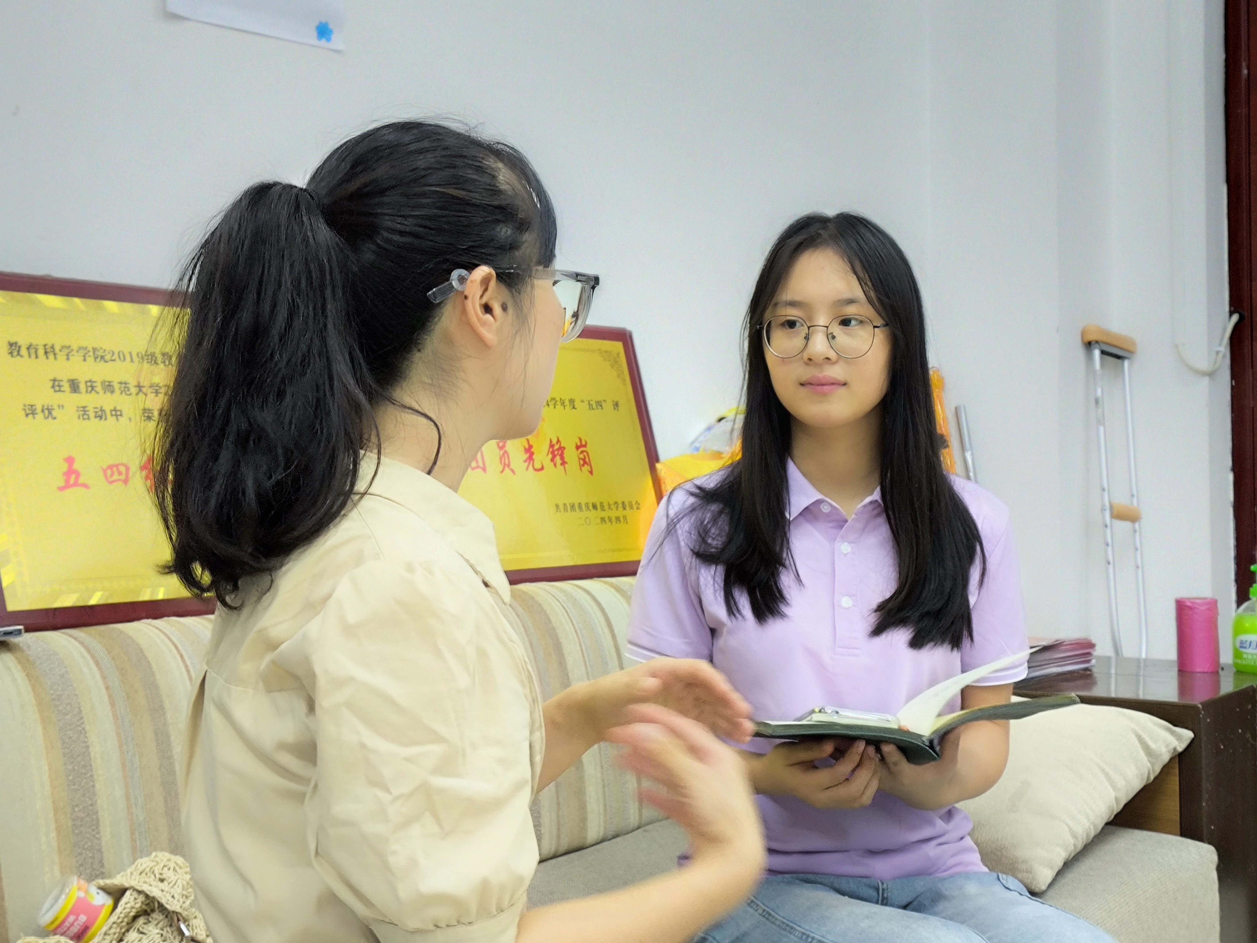 图为寻访团成员廖玉平在访谈校友。通讯员 罗紫洇 摄