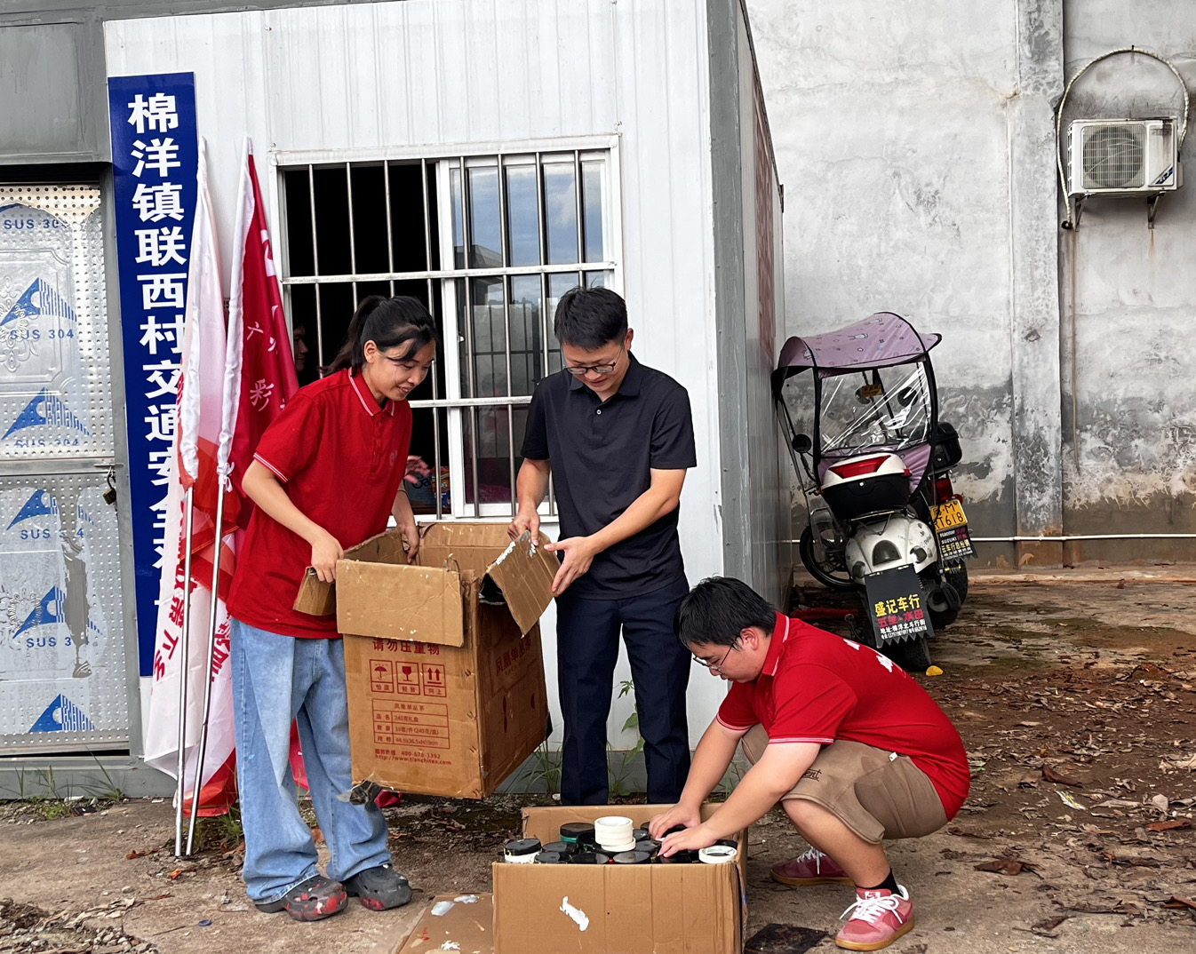 图为融媒体资助宣传实践队向棉洋镇政府捐赠物资现场。（余佳妮 供图）