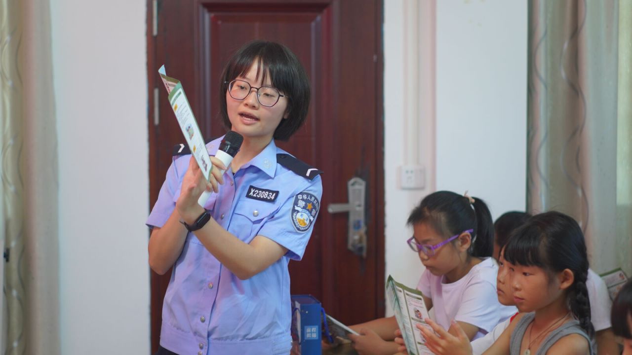 图为朝阳学警小分队讲解预防校园霸凌知识，小朋友们仔细阅读宣传手册。王妍 供图