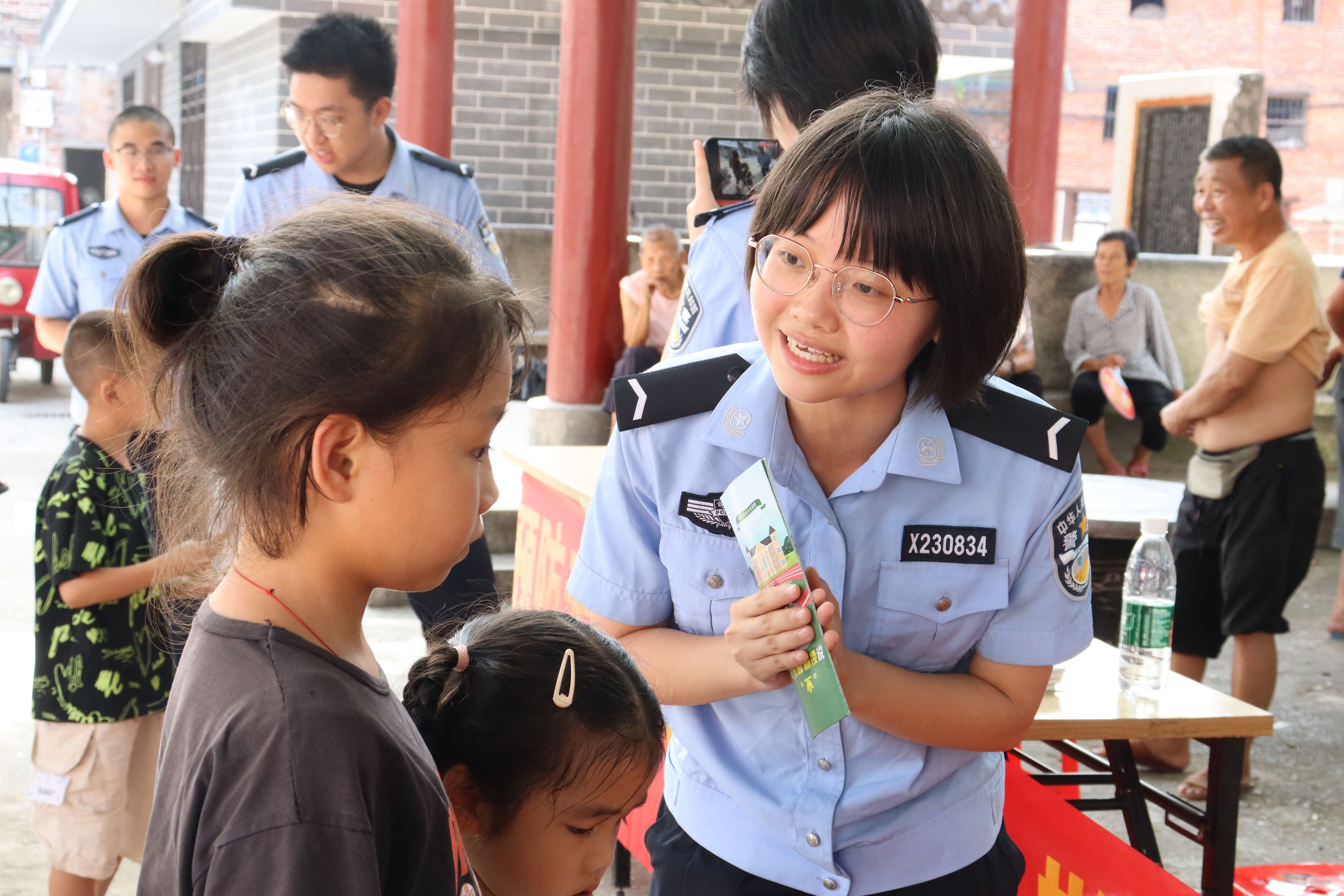 图为朝阳学警小分队成员询问小朋友在校情况并为他们普及预防校园霸凌知识。刘子俞 供图