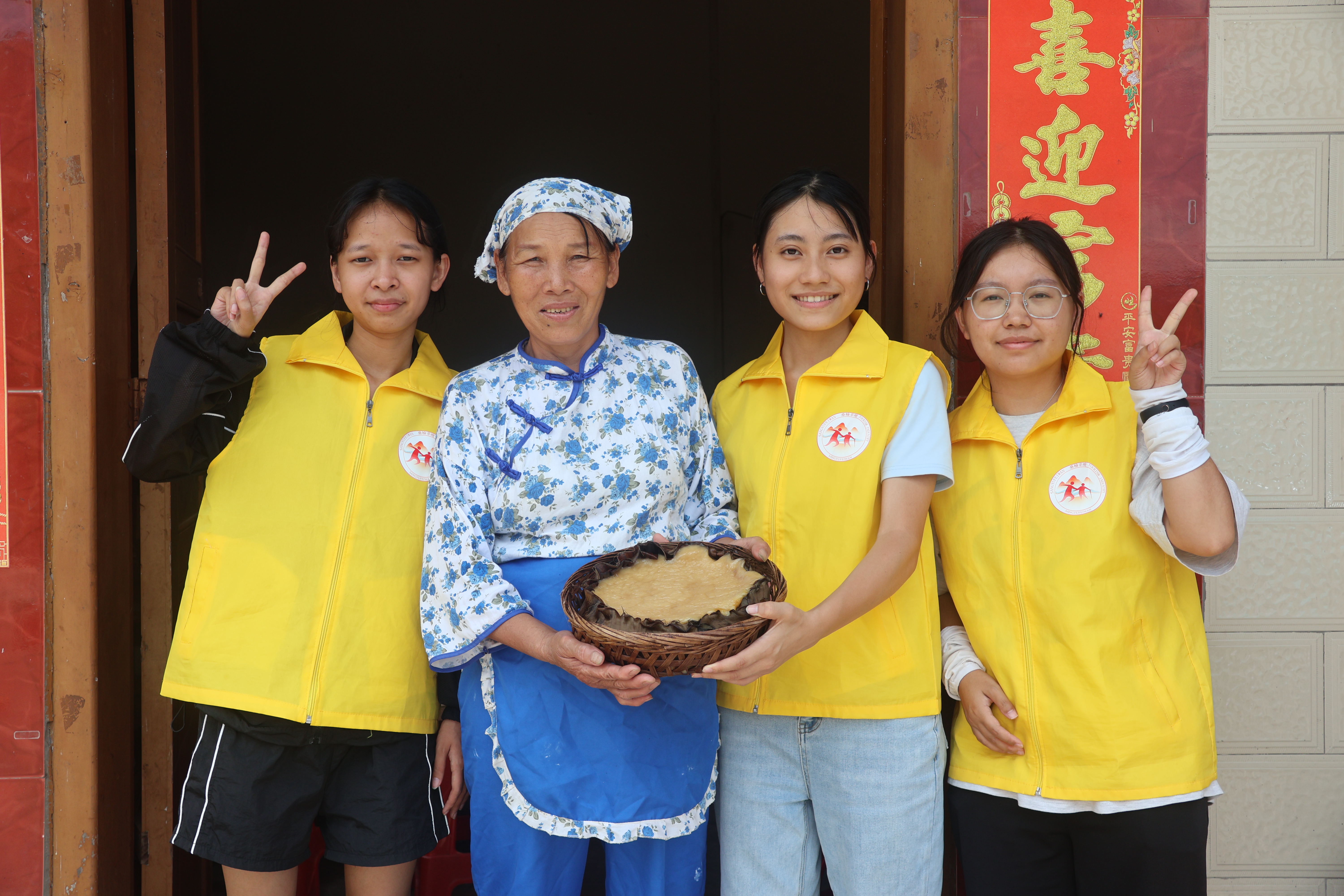 图为实践队成员与大笼糍非遗传承人李东芬女士的合影 （桑榆非晚实践团 陈伙梅）