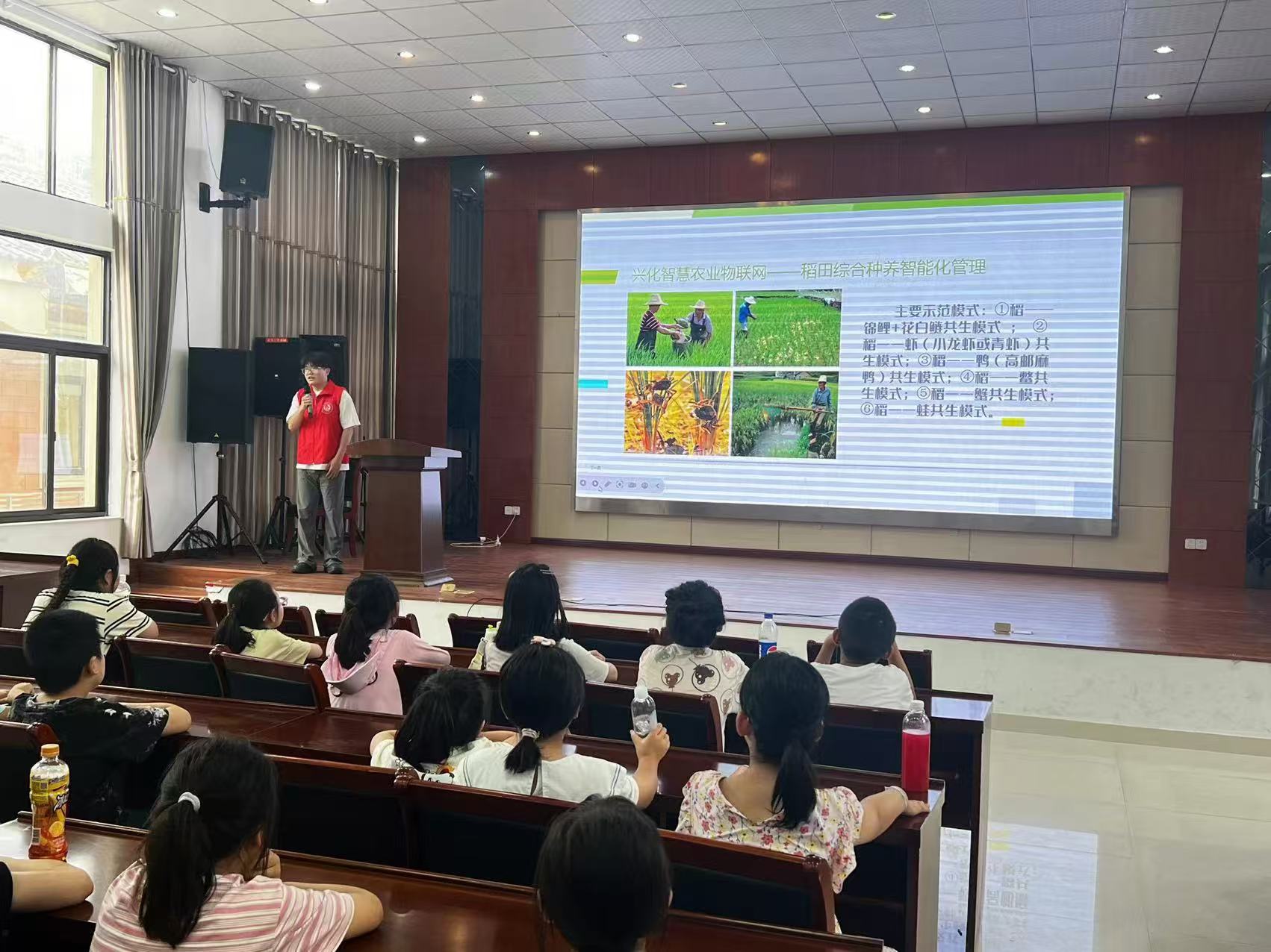 图为实践团队员来到社区为小朋友科普智慧农业新知识。