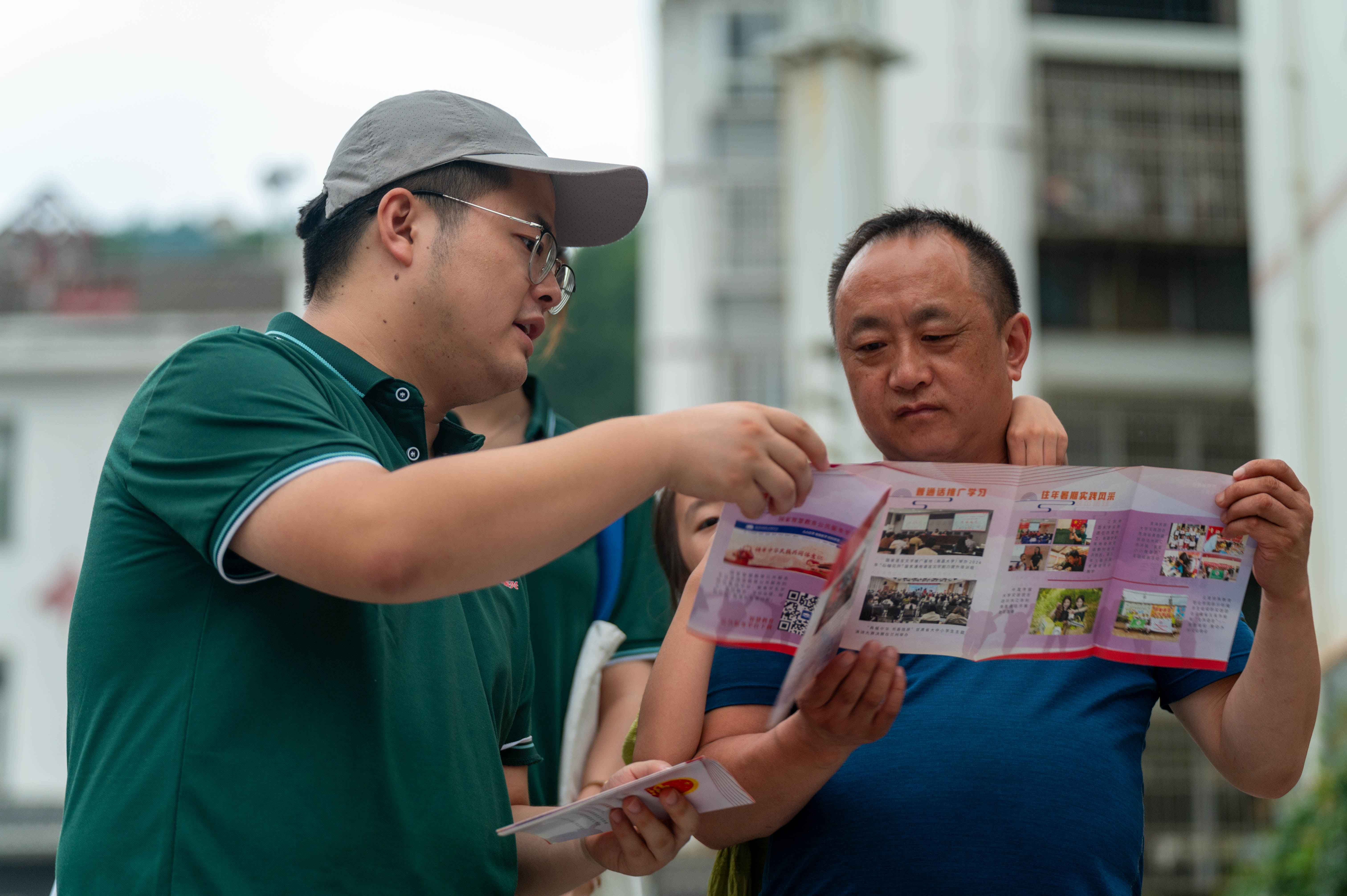 图为指导老师杨亚军介绍推普宣传册。 李晨 gong'tu