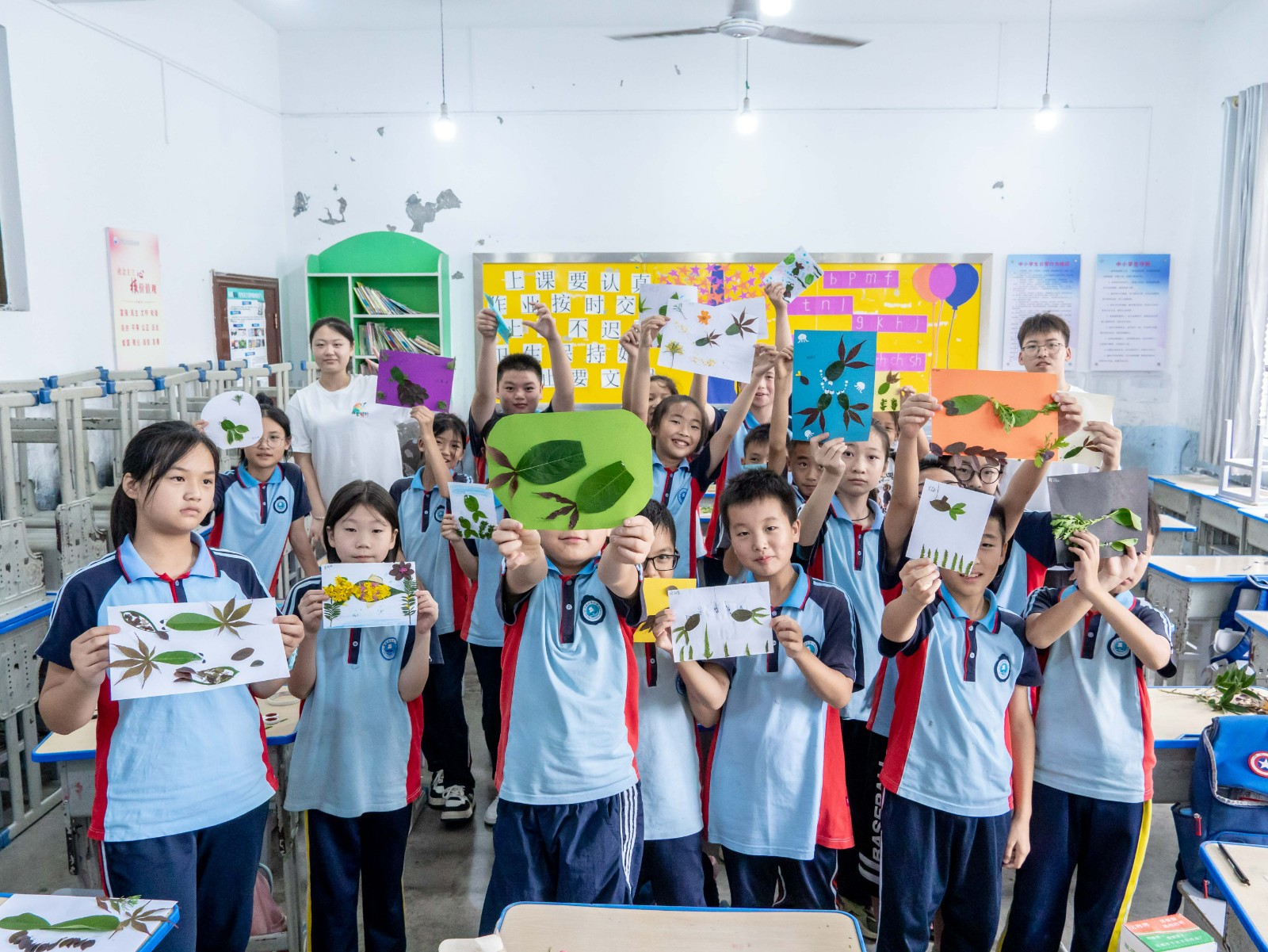 学生树叶画作品合影_张文昊摄影.jpg