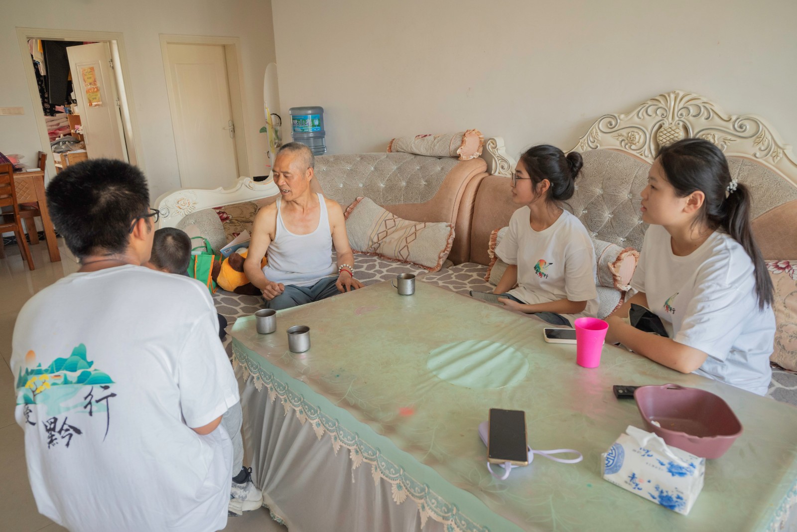 队员们与家长交流了解孩子的学习情况 娄子健摄影.jpg