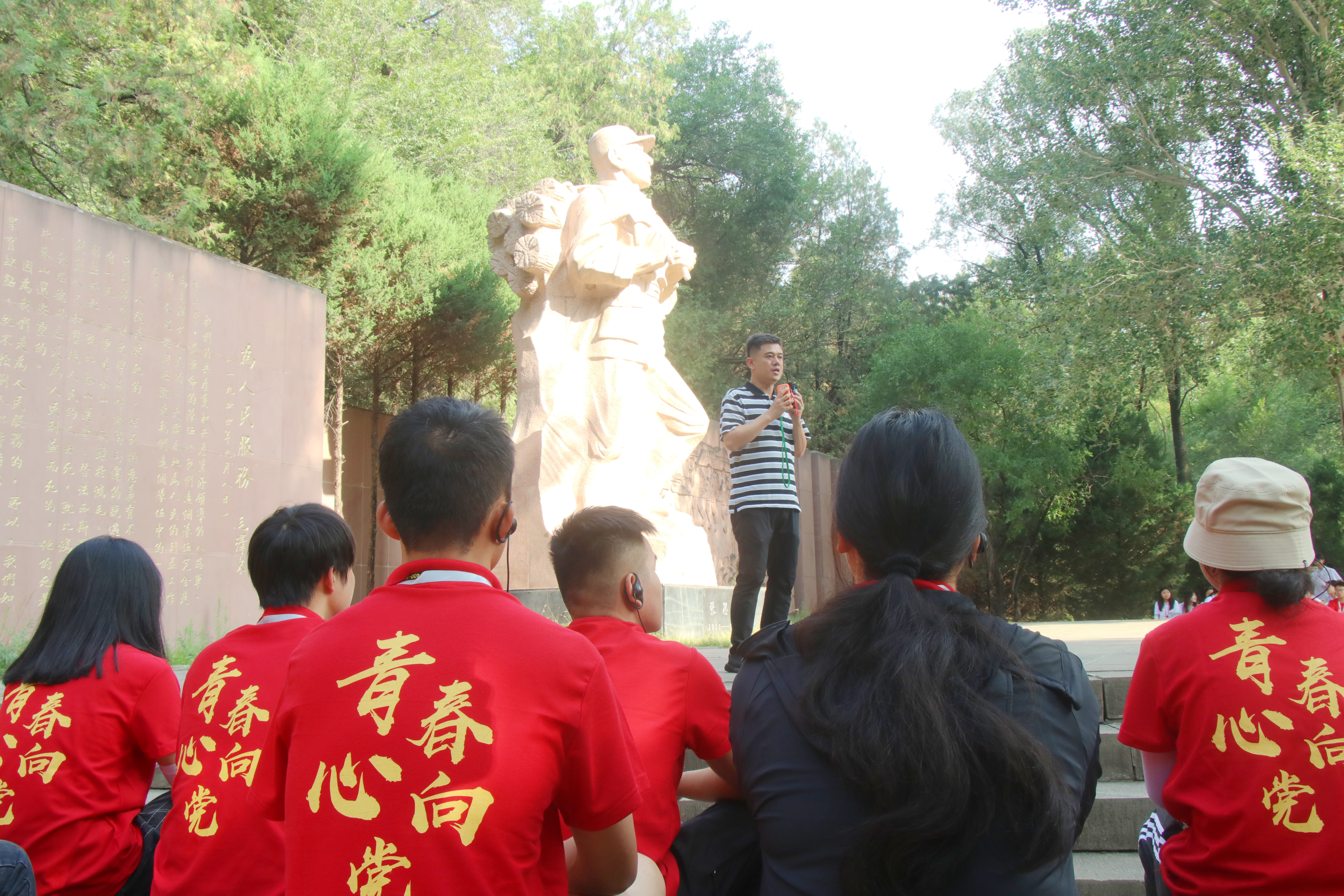 图为延安枣园革命旧址曹峰老师在张思德纪念广场，为实践团讲述张思德同志的英勇事迹 谢梦婷摄