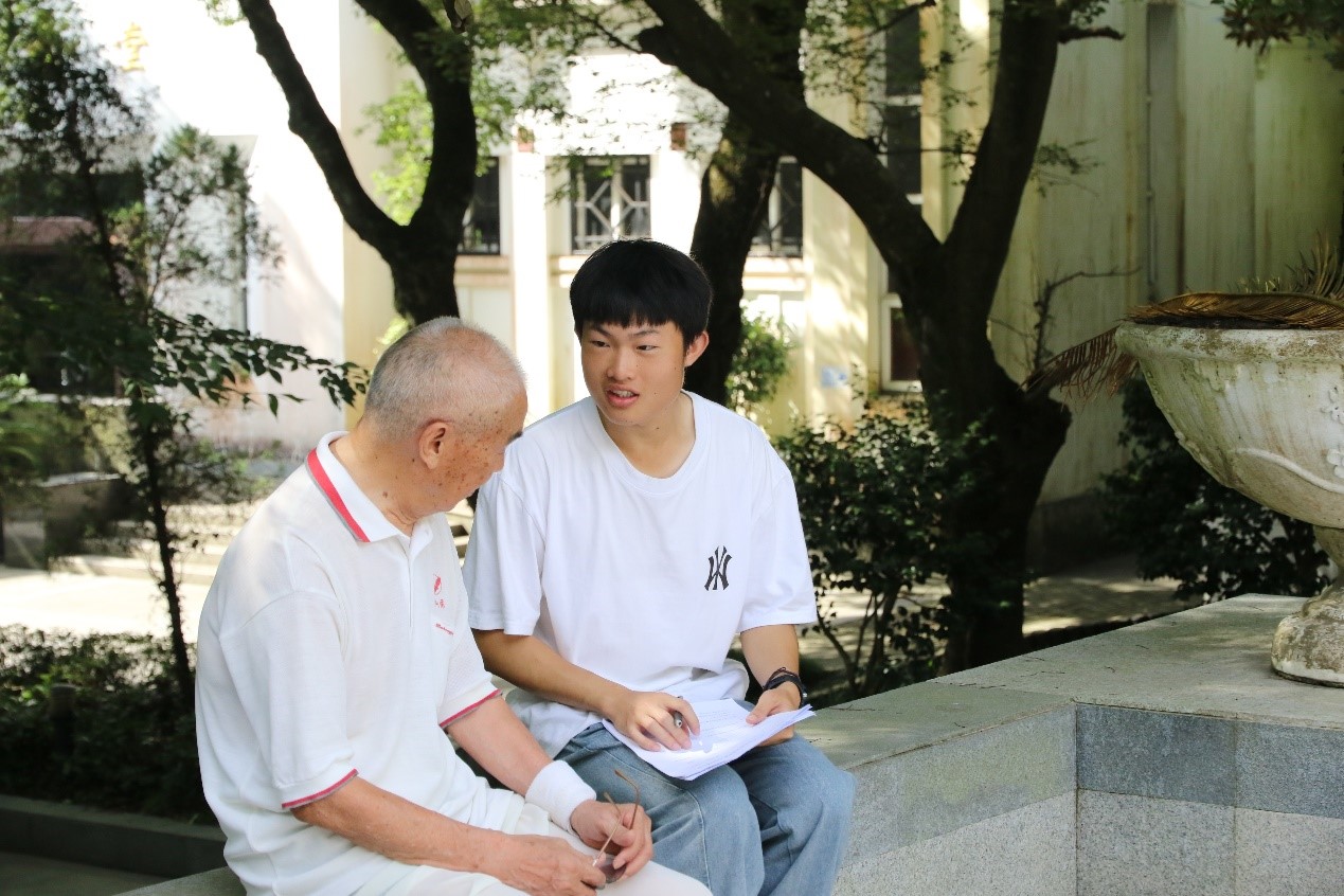 图为调研团就舟山本地市民进行了问卷调查，并交流了舟山市民对于舟山船拳传承的相关建议。 图为祝诗涵提供