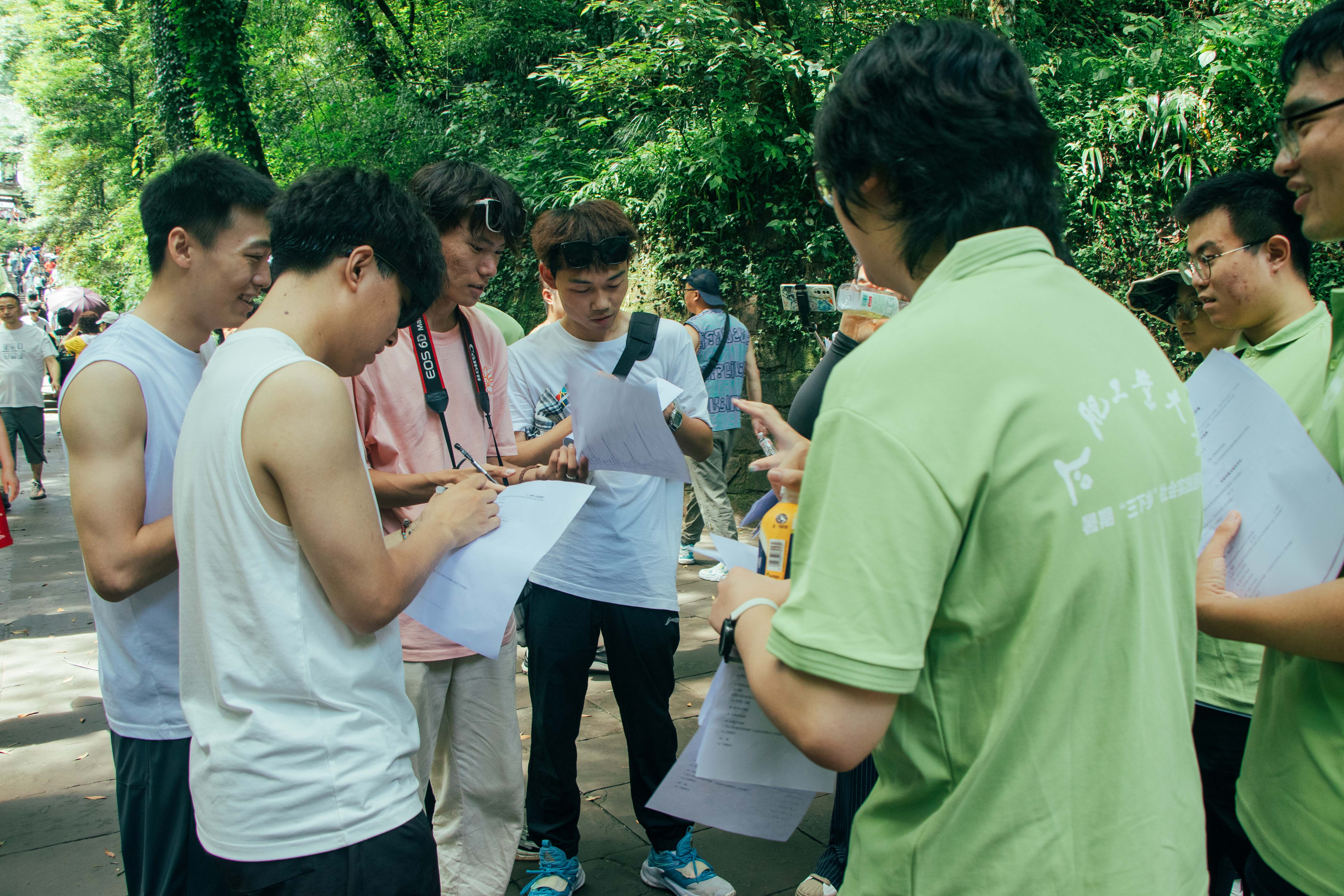 实践队员在景区发放问卷调研