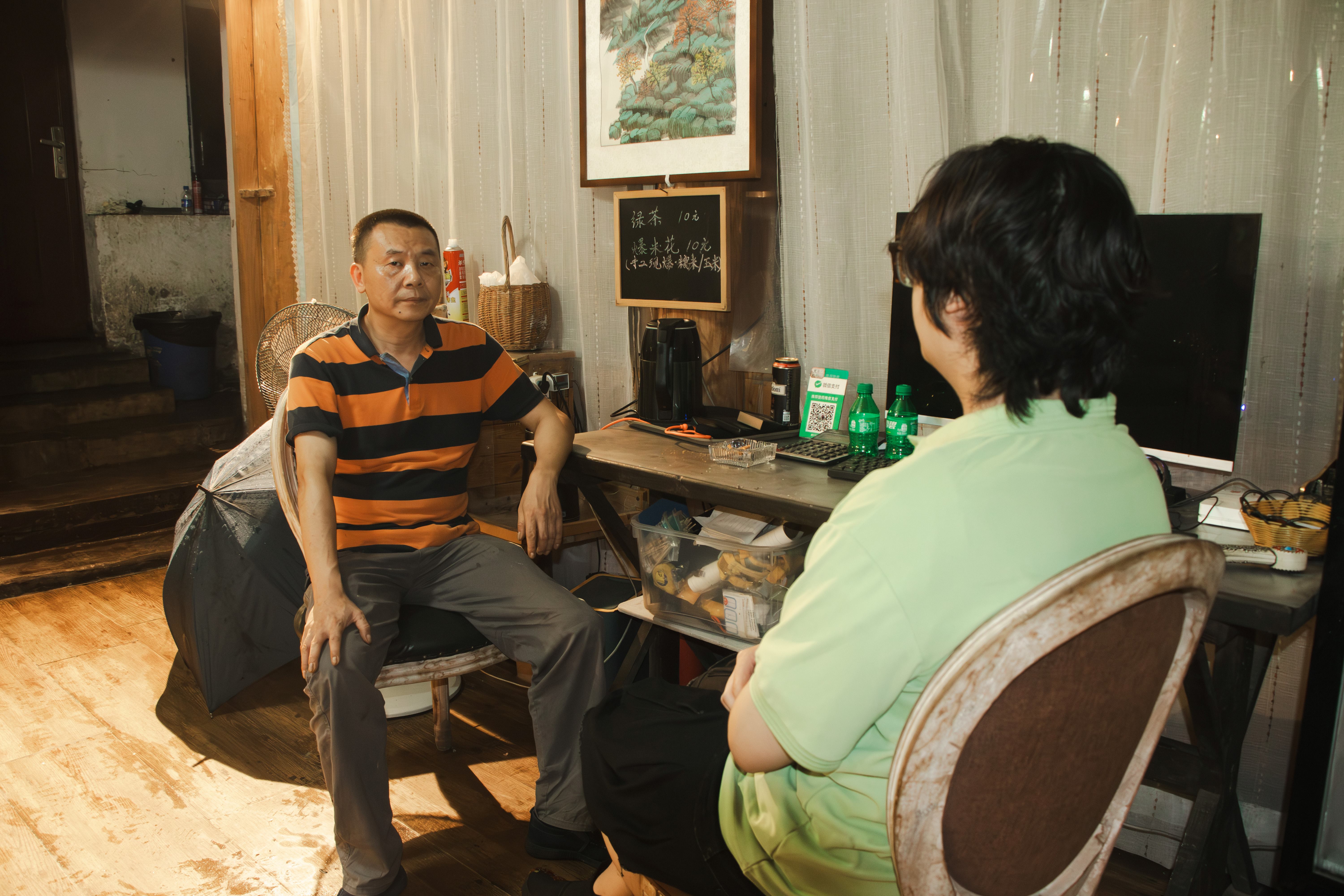 实践队员采访民宿主理人王卫