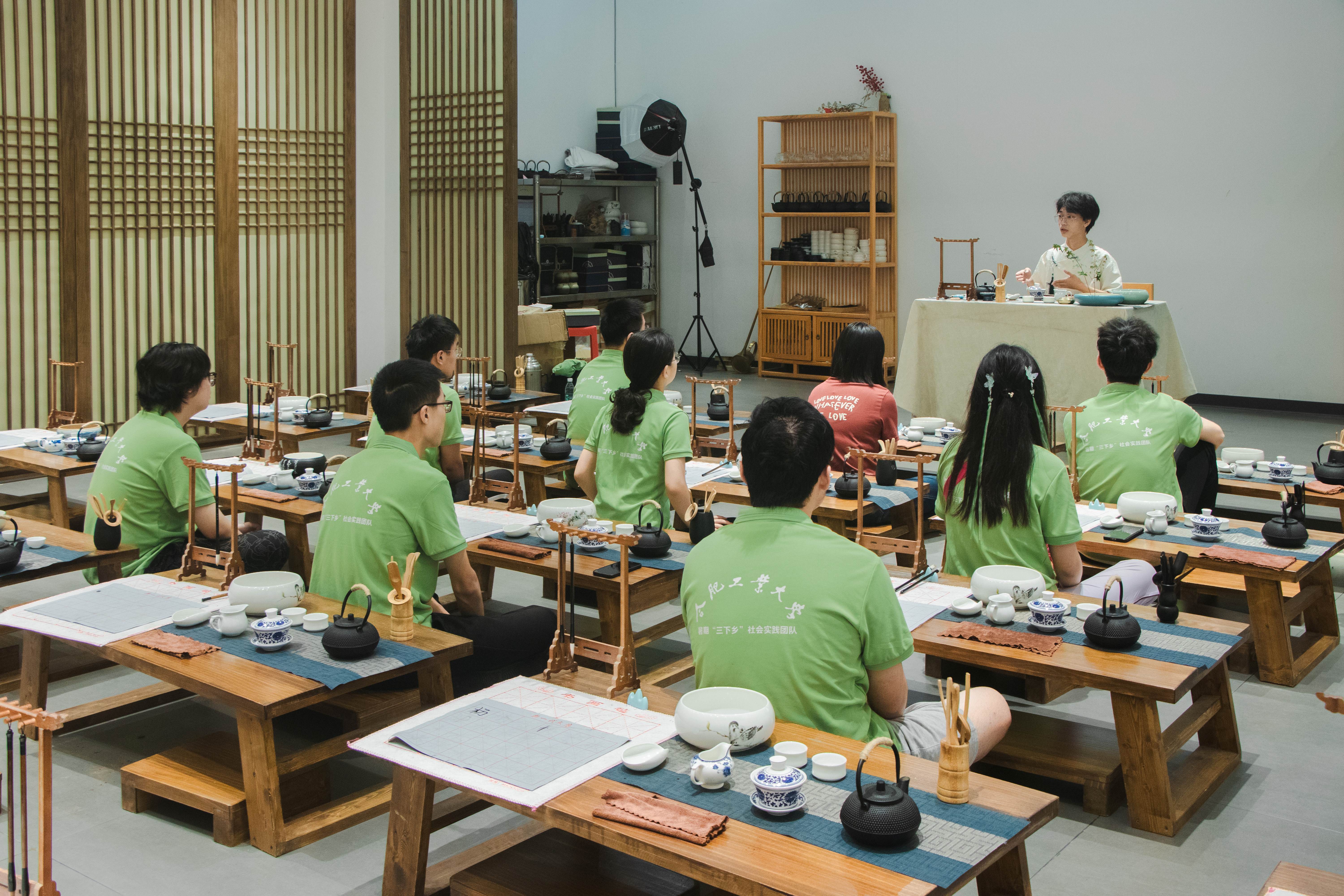 实践队员学习道茶文化的演变过程