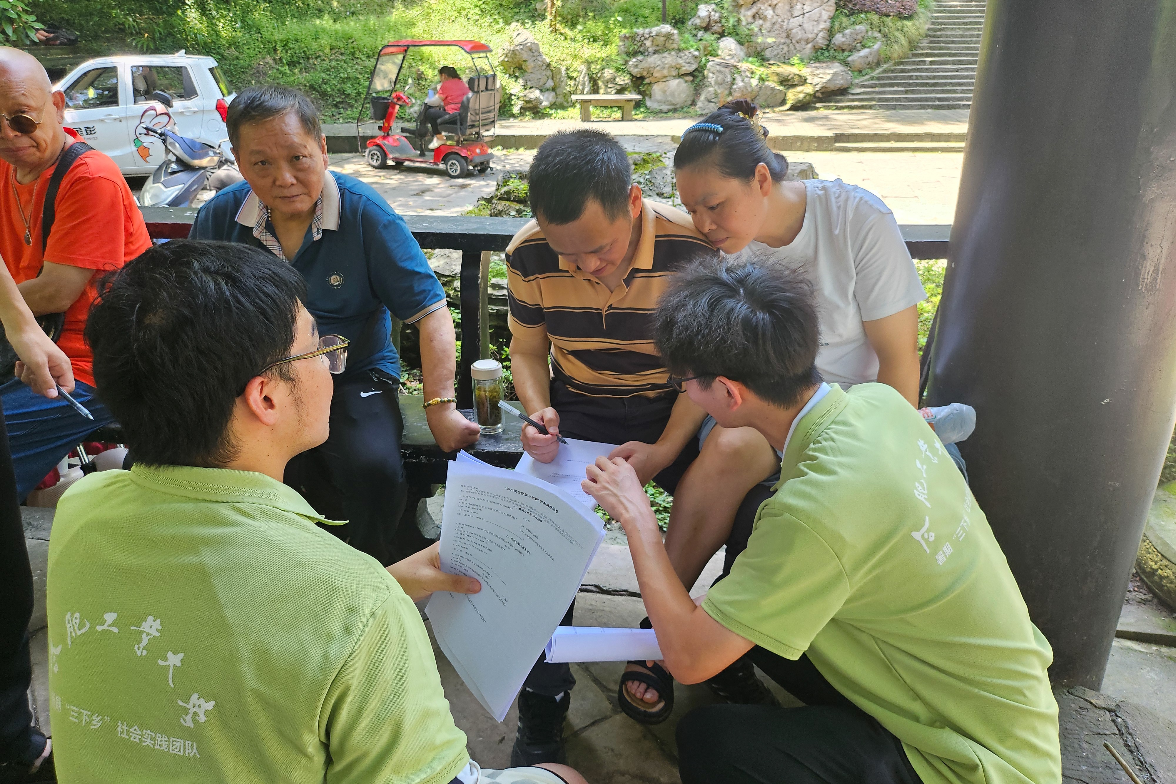 实践队员在景区发放问卷调研