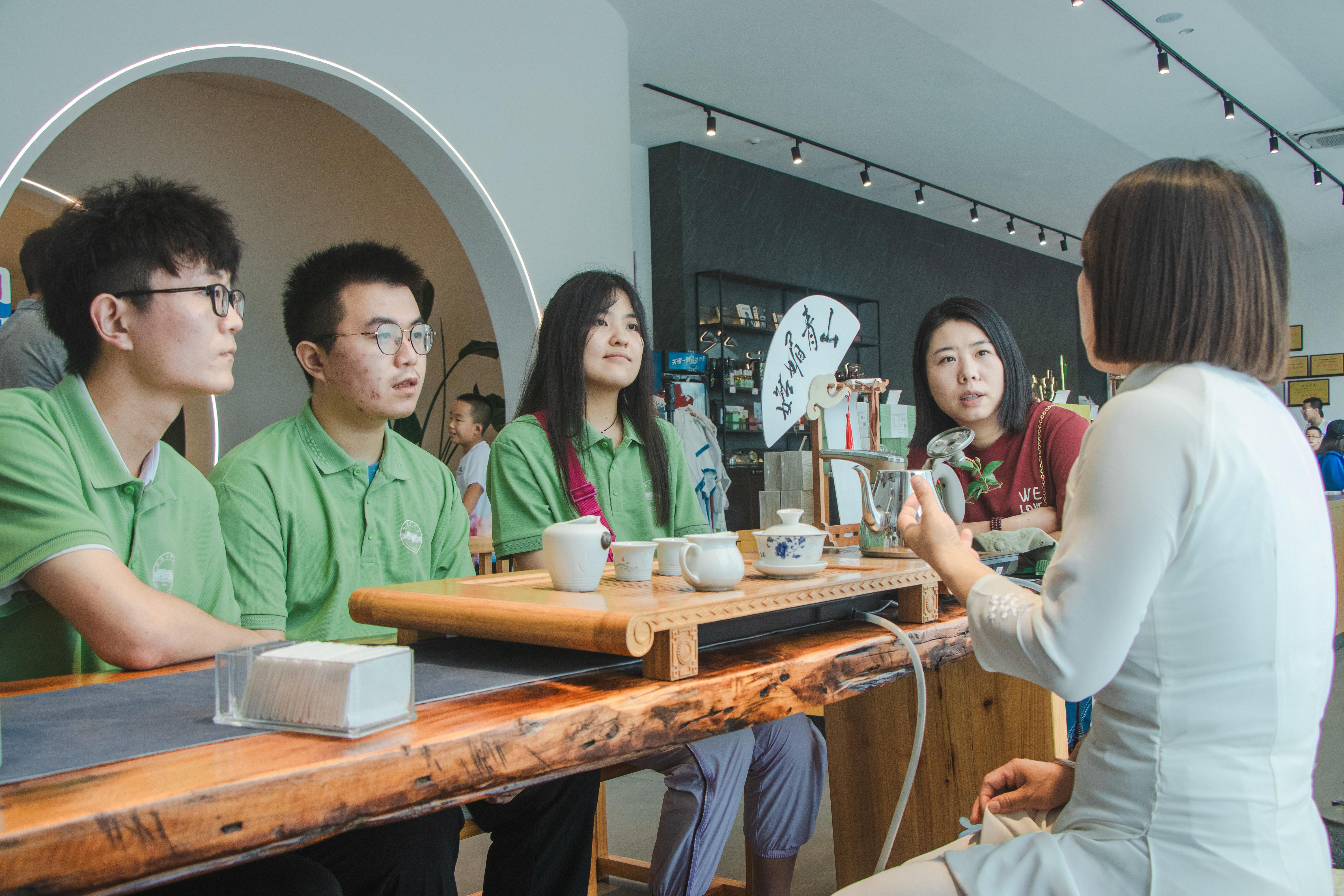 青城山当地茶文化非遗传承人任女士