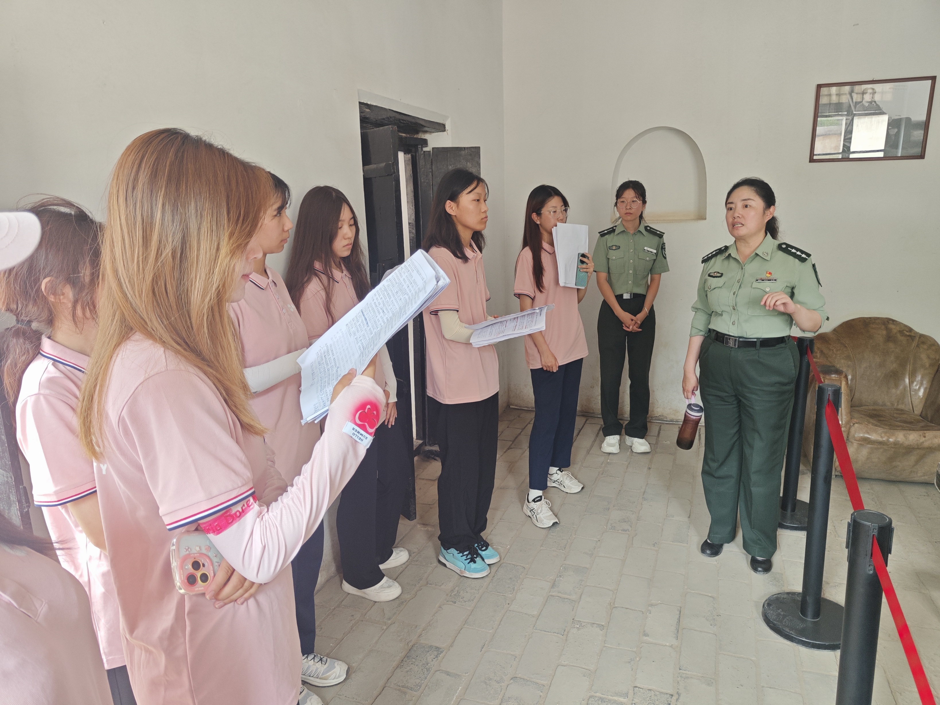 图为宣教部王芳老师为团队作培训指导，打磨团队讲解水平。张子涵 供图