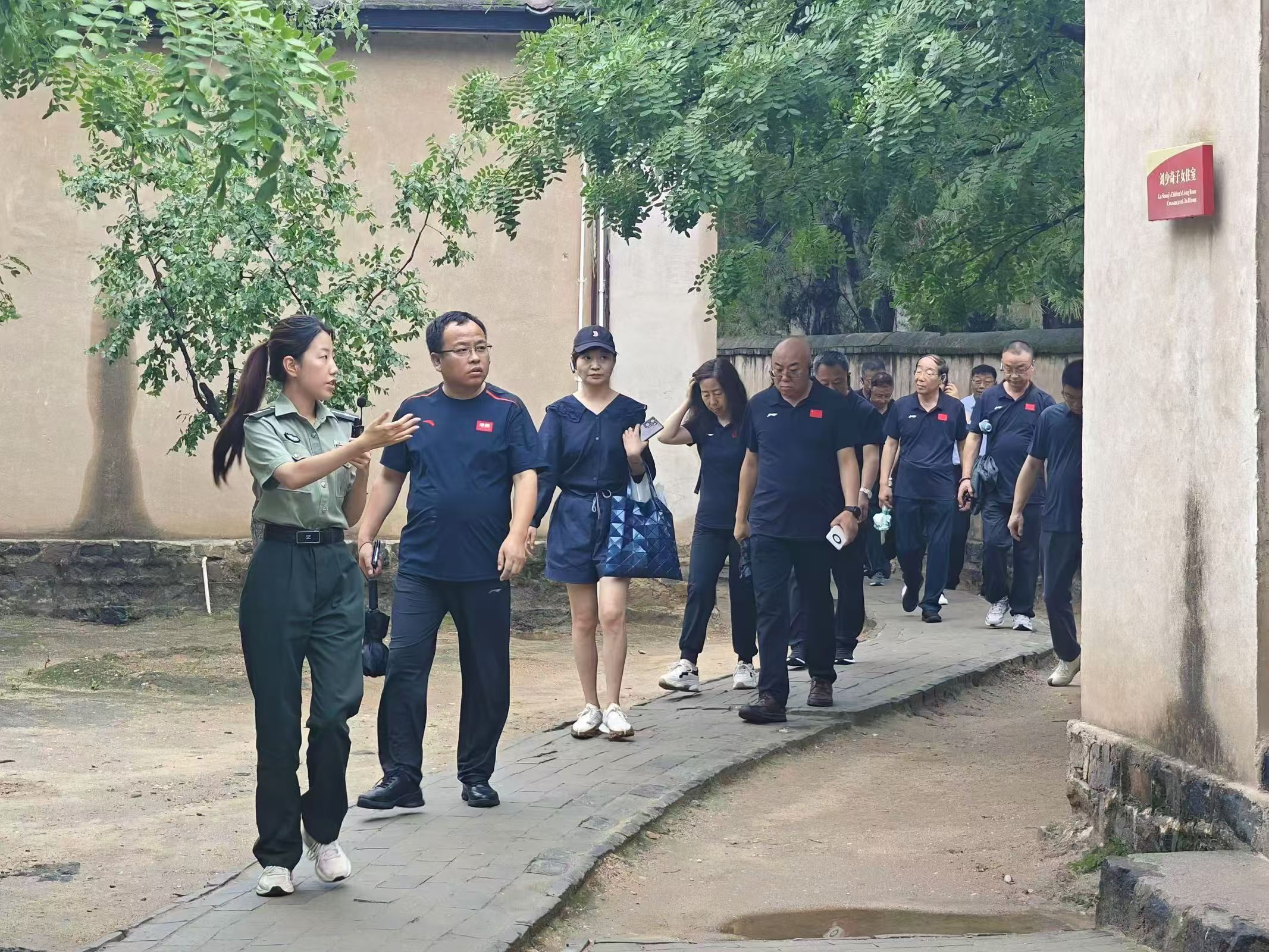 图为团队成员杨帆为河北工业大学教师参观团讲解，从历史文物中体悟西柏坡精神。 张子涵 供图