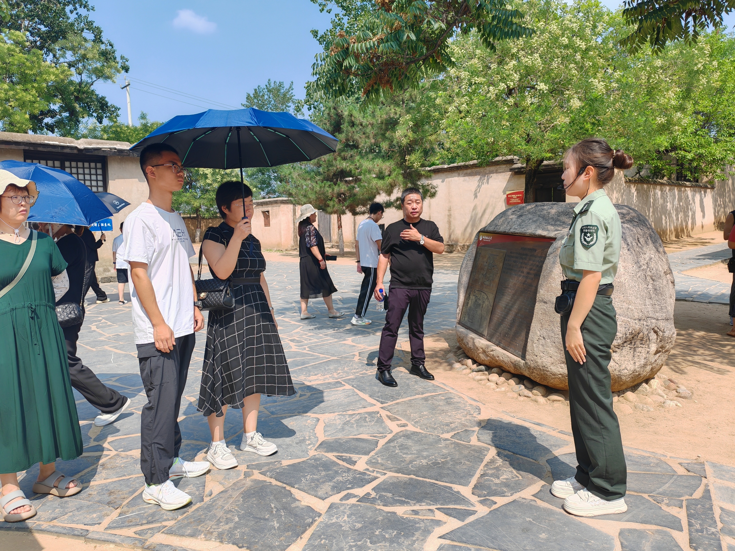 图为团队成员张子涵为参观人员讲解中共中央旧址。老一辈革命领导者艰苦奋斗的故事深深扣动着参观者的心弦。杨帆 供图