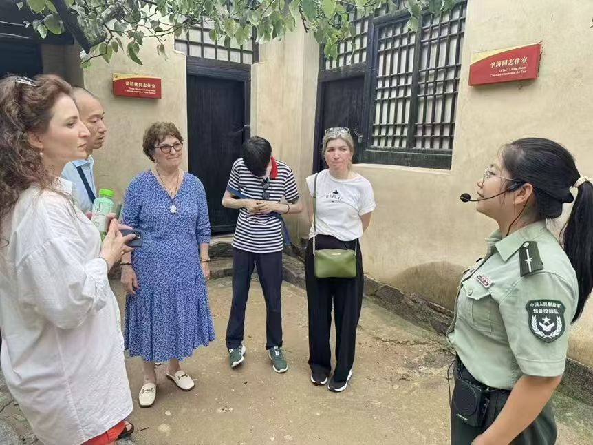 图为团队成员王艳为罗马尼亚一家人讲解。他们表示，这是一次难忘的经历，让他们深刻感受到了中国革命历史的厚重。杨帆 供图