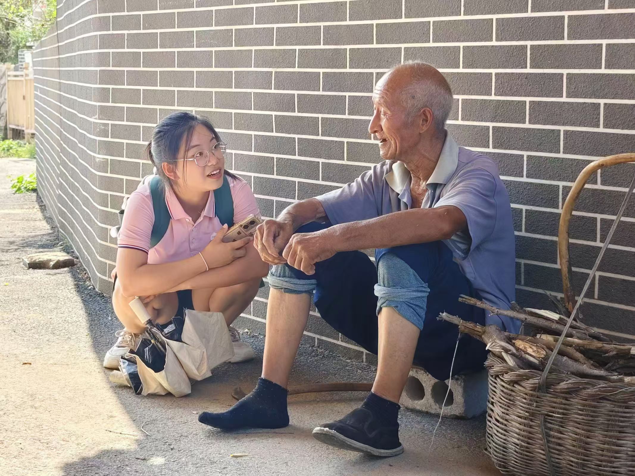 图为团队成员王艳采访西柏坡北庄村第一位女党员闫如芳的儿子——贾堂锁爷爷。杨帆 供图