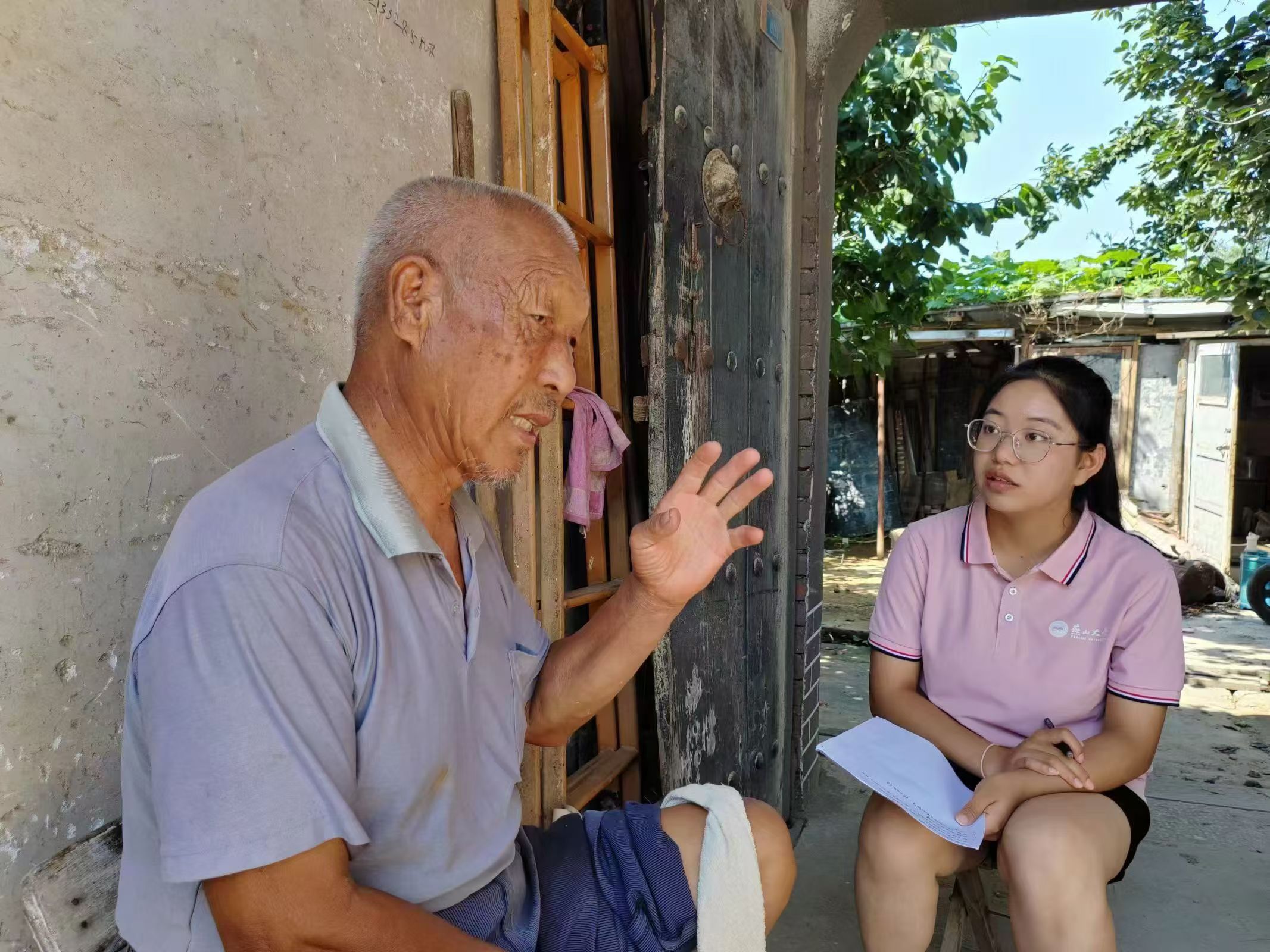 图为团队成员王艳于西柏坡北庄村对老党员齐泽民爷爷进行深入采访，倾听北庄村艰苦年代的奋斗历程。杨帆 供图