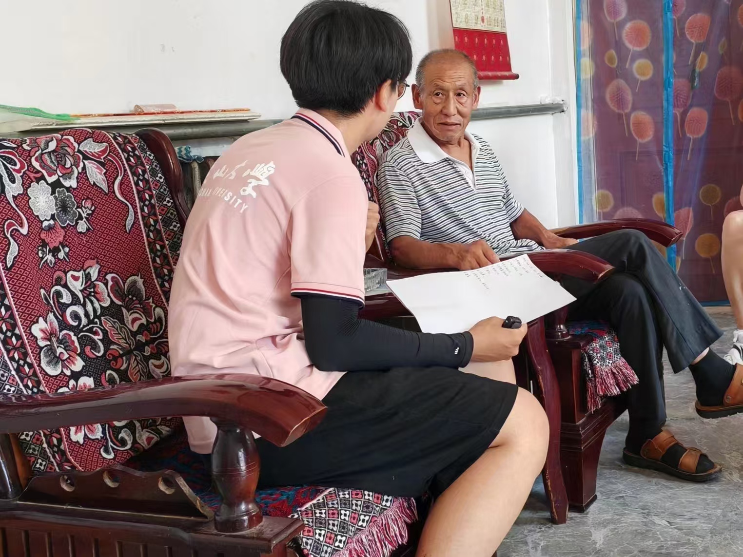 图为团队成员王荣川采访退伍军人封长增。他1977年参军入伍，1978年入党，始终将“保家卫国”视为责任和使命。谷雨 供图