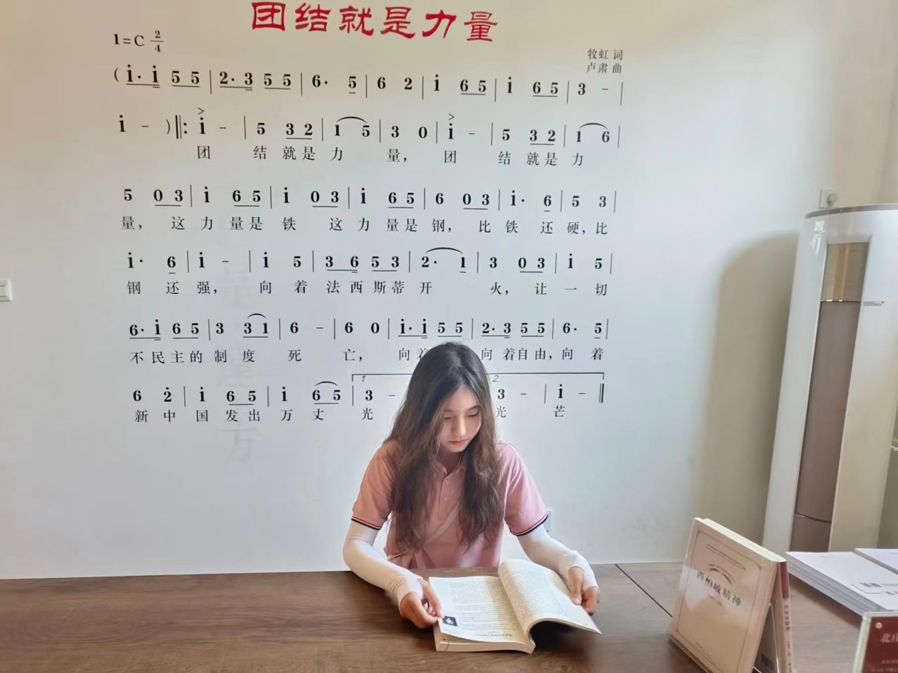 图为团队成员张子涵安坐于北庄村团结书屋之中，专心致志地翻阅着《西柏坡精神》一书。谷雨 供图