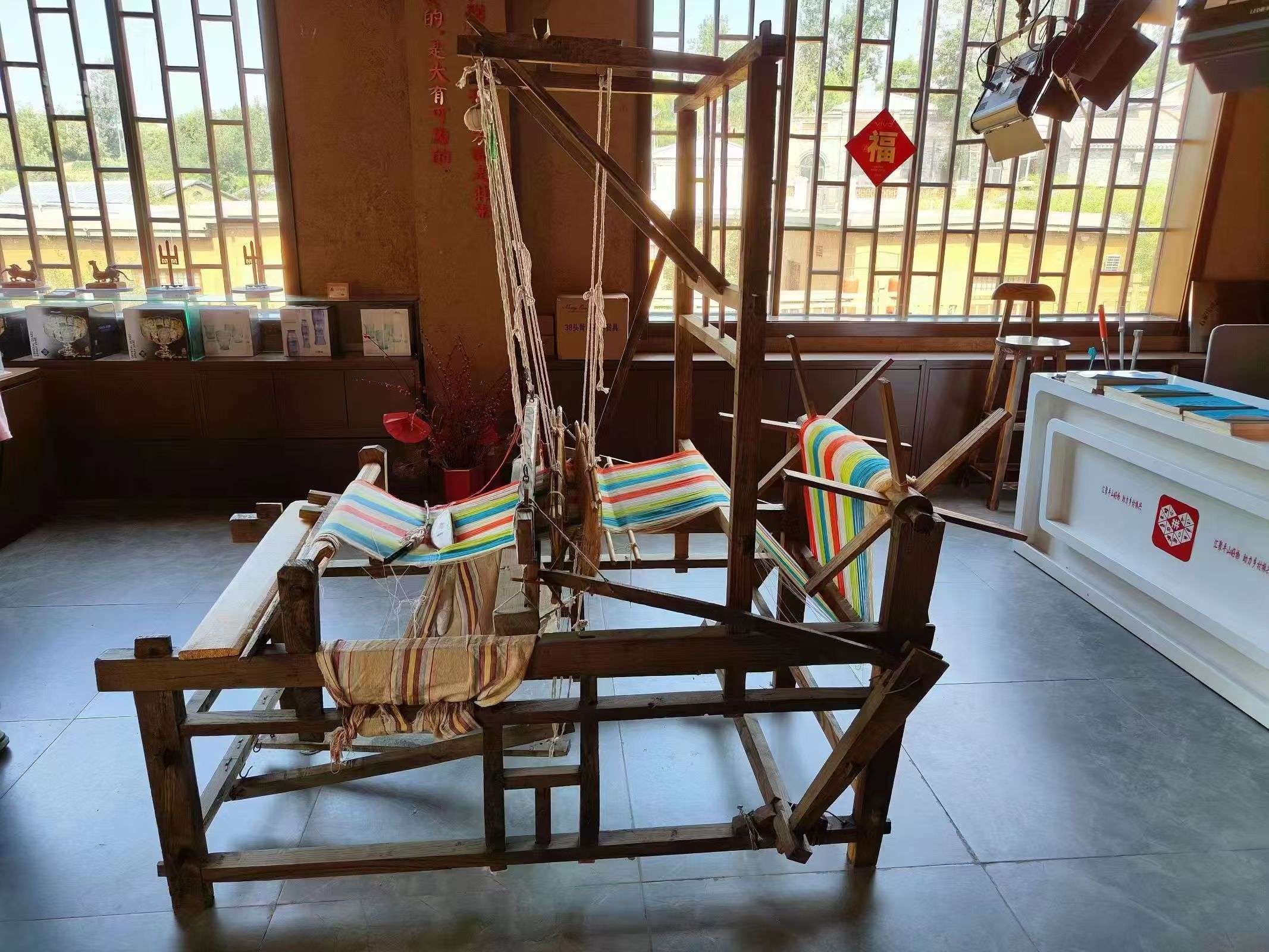 图为团队在参观北庄村非遗手工坊时所拍摄的纺车。如今，这古老的纺车已然成为当地乡村振兴的一个小小缩影。谷雨 供图