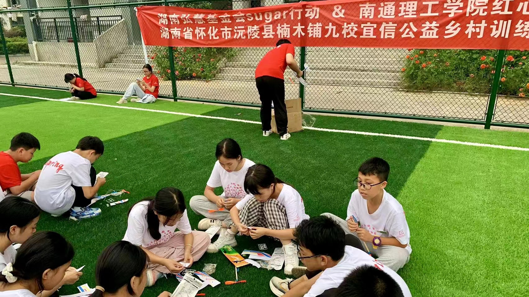 图为 湖南省怀化市沅陵县楠木铺九校的孩子们在训练营做竹蜻蜓。 吕敏敏 摄