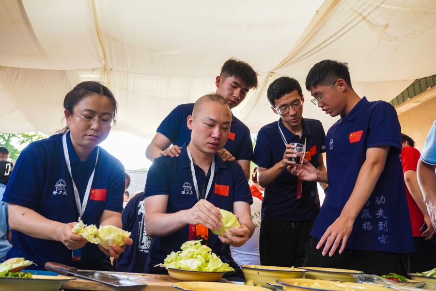 为了深刻领悟传承革命前辈的光荣传统，在延安教育基地西北局旧址5号院餐厅展开主题为“自己动手，丰衣足食”的实践活动。